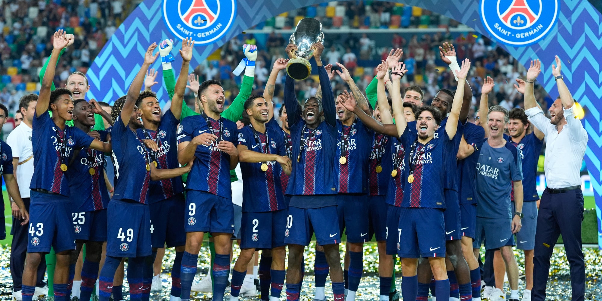 Les joueurs du Paris Saint-Germain célébrant leur victoire en Supercoupe de l'UEFA 2025, le 13 août 2025 à Udine (Italie).