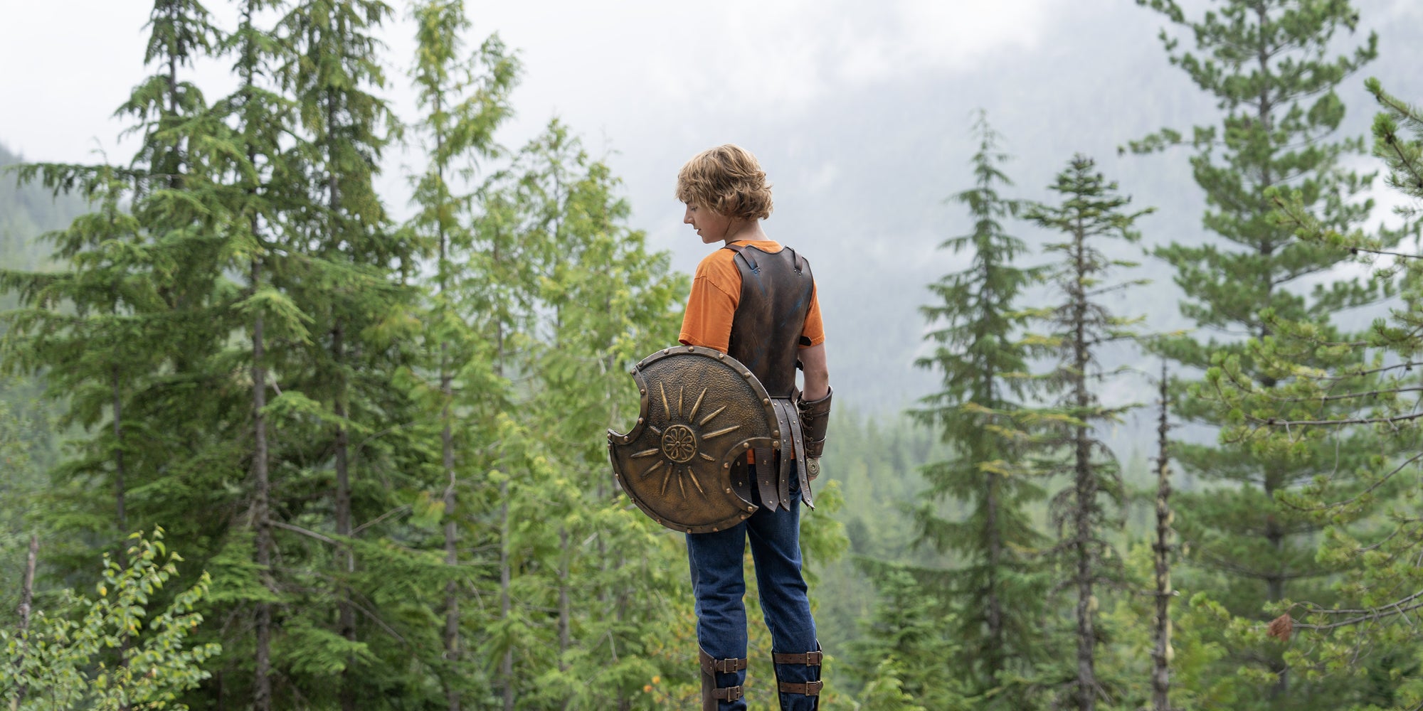 Walker Scobell reprendra son rôle de Percy Jackson, le demi-dieu et fils de Poséidon dans la saison 2 de Percy Jackson et les Olympiens, en 2025 sur Disney+. 