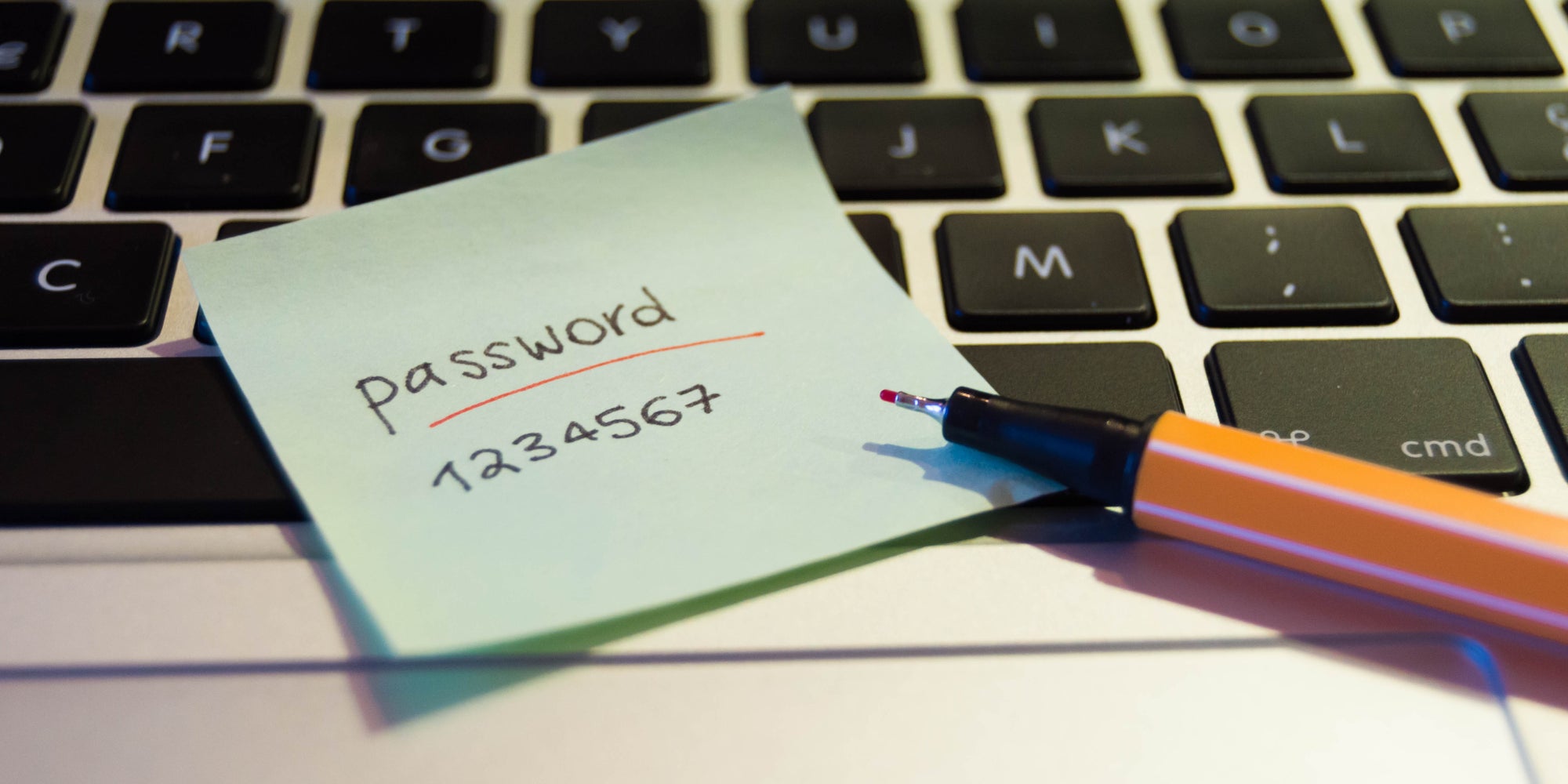 Un mot de passe tellement compliqué à retenir qu'il fallait visiblement le noter sur un post-it...