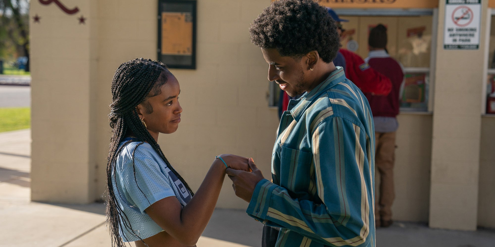 Lovie Simone (Keisha Clark) et Michael Cooper Jr. (Justin Edwards) dans le second épisode de la série "Pour toujours" sur Netflix. 