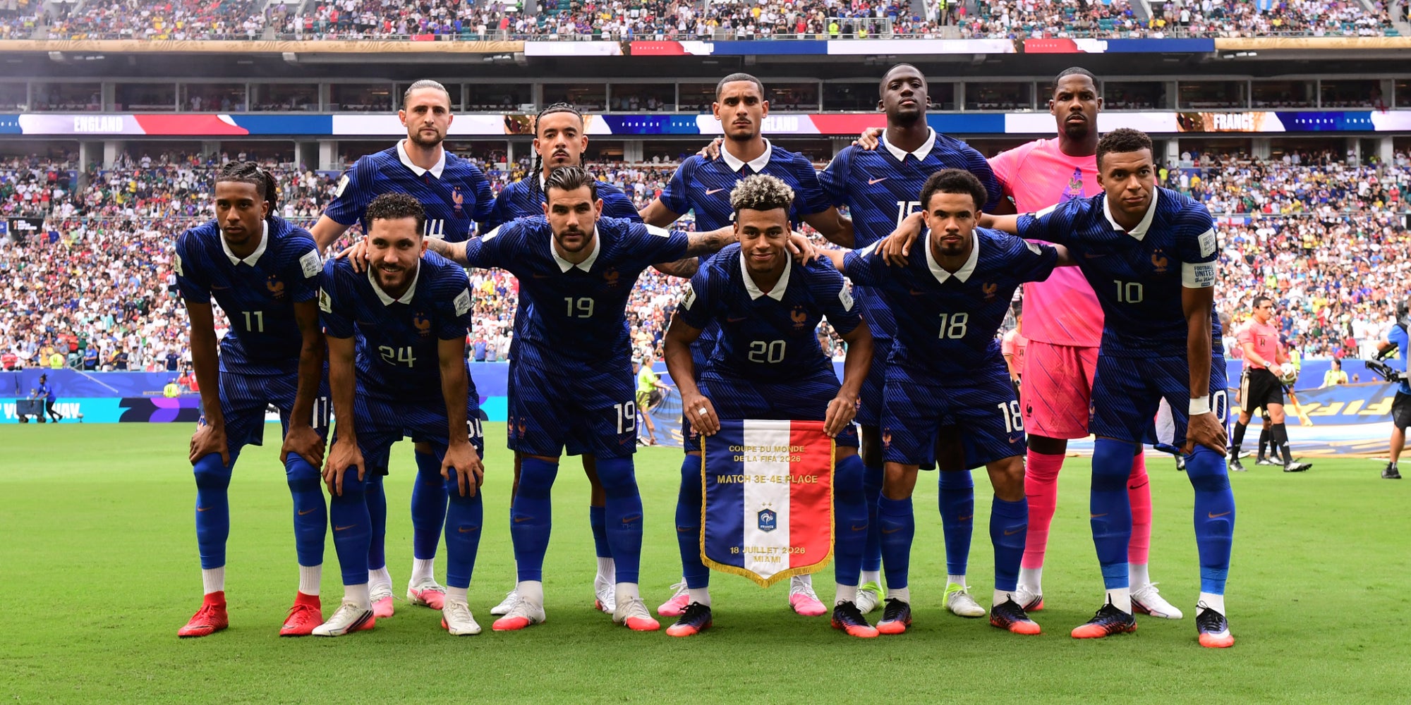 L'Équipe de France pose pour une photo d'avant-match avant la petite finale de la Coupe du Monde de la FIFA 2026 opposant la France à l'Angleterre.