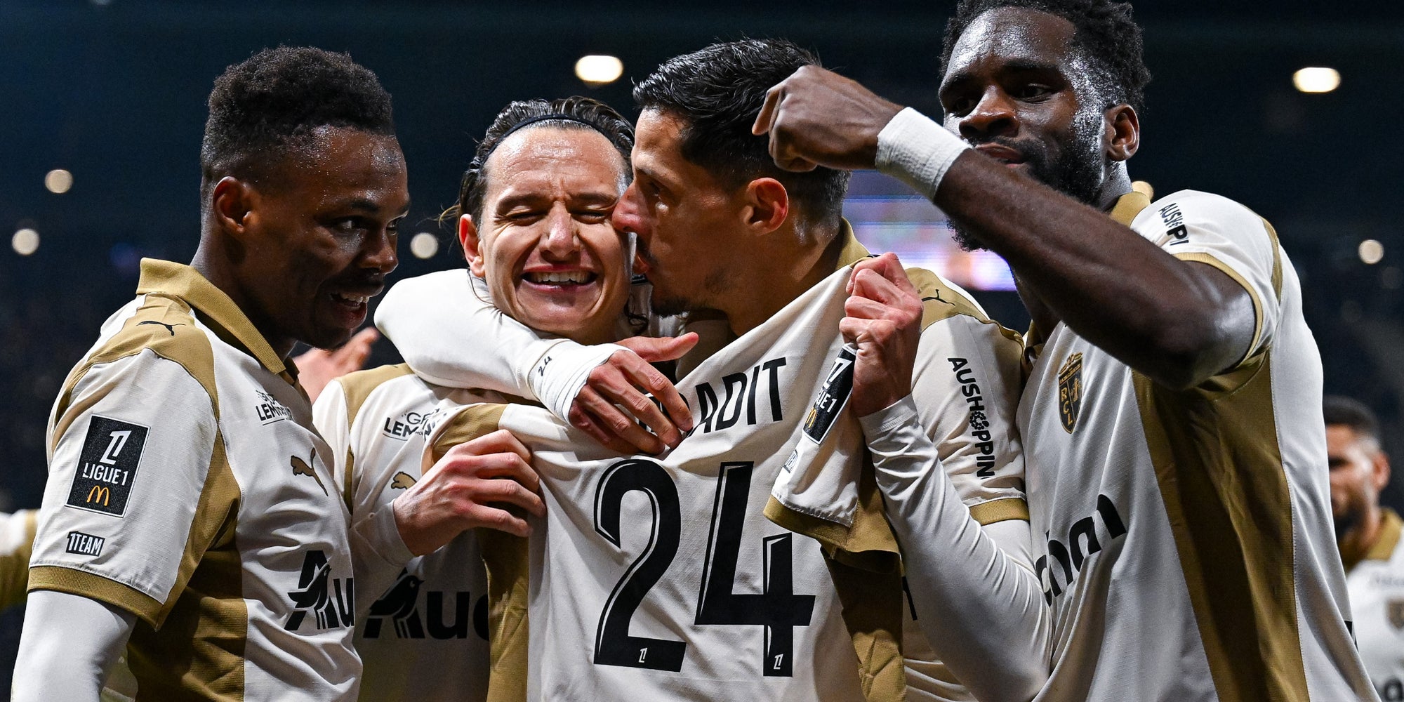 Mamadou Sangare, Florian Thauvin, Odsonne Edouard et Florian Sotoca célèbrent la victoire du RC Lens face à  l'Angers SCO en Ligue 1, au Stade Raymond Kopa d'Angers, le 30 novembre 2025. 