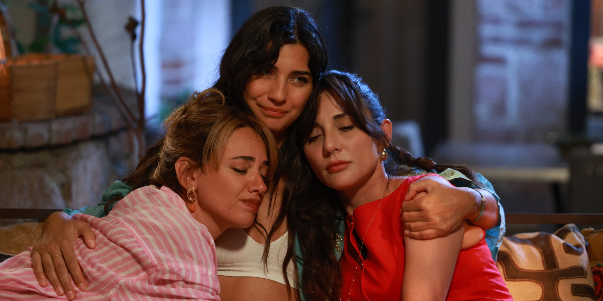 Tuba Büyüküstün, Seda Bakan et Boncuk Yılmaz dans la série "Le Chemin de l'olivier".

