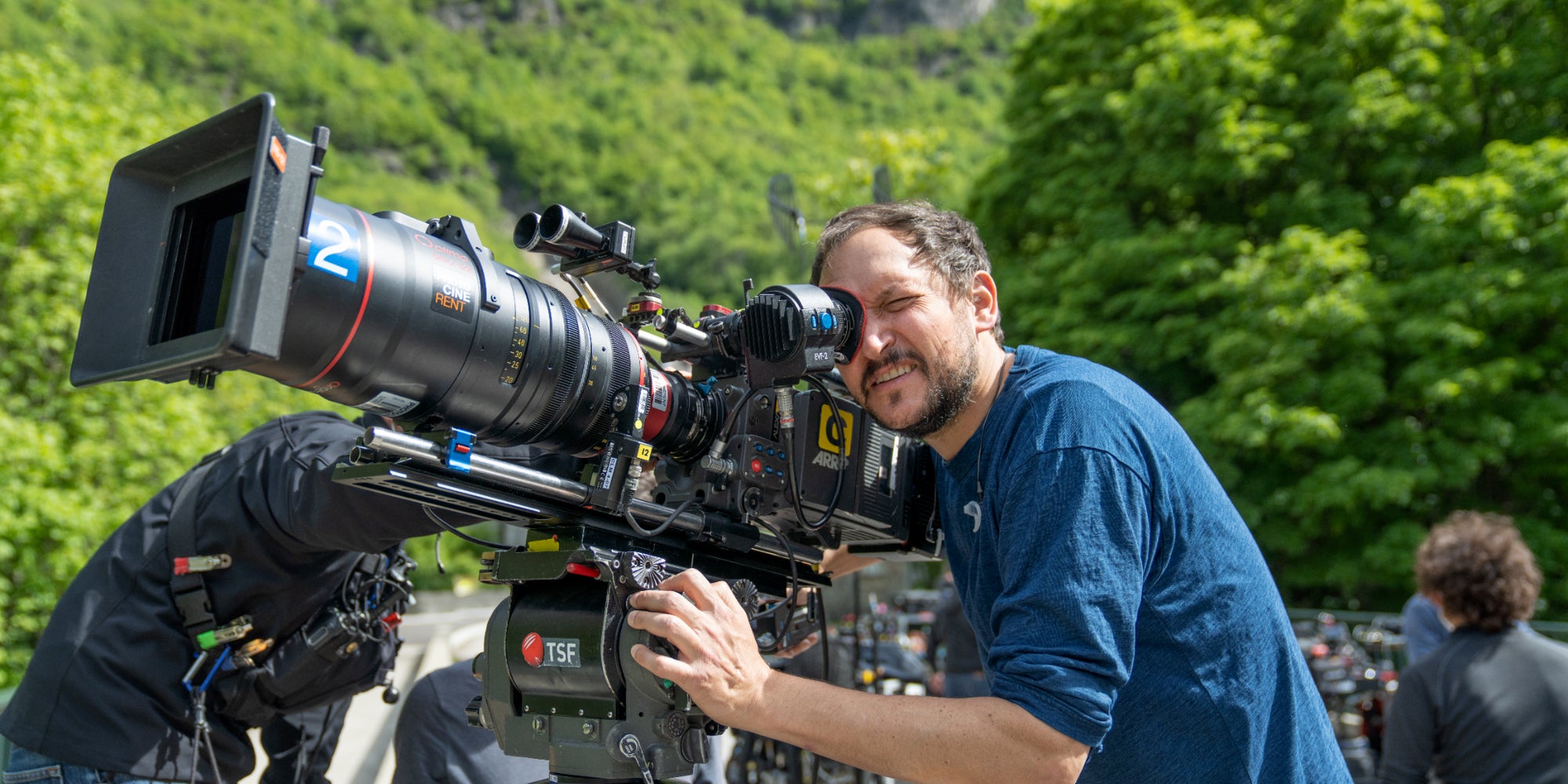 Louis Leterrier lors du tournage de Loin du périph