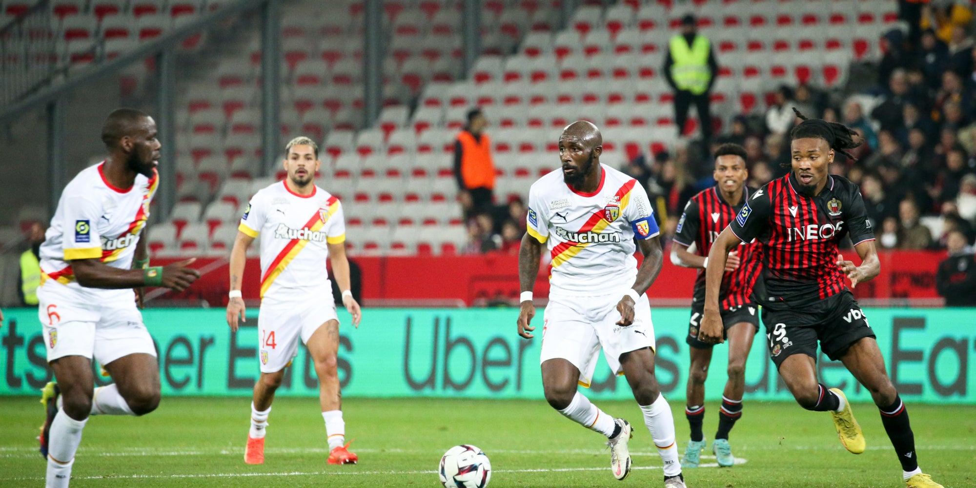 Seko Fofana (RC Lens) et Khephren Thuram (OGC Nice) lors de la rencontre Ligue 1 Uber Eats Lens - Nice au stade Allianz Riviera le 29 décembre 2022 à Nice en France