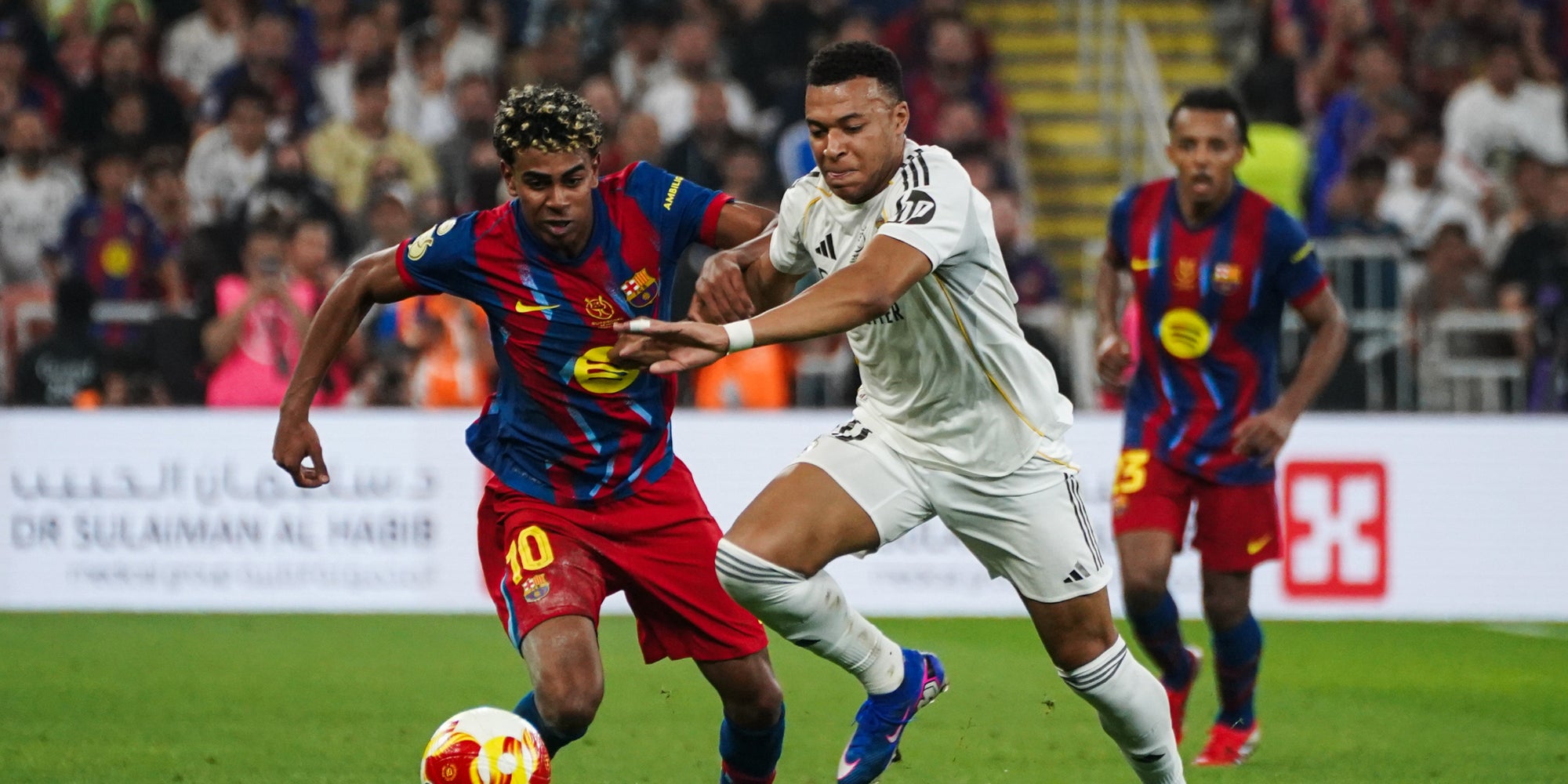 Lamine Yamal (FC Barcelone) face à Kylian Mbappé (Real Madrid), lors de la finale de la Supercoupe d'Espagne, en janvier 2026.