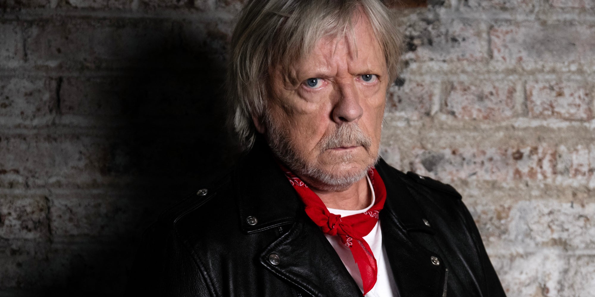 Renaud Sechan, alias Renaud, pose lors d'une séance photo à Montreuil le 16 novembre 2023. .