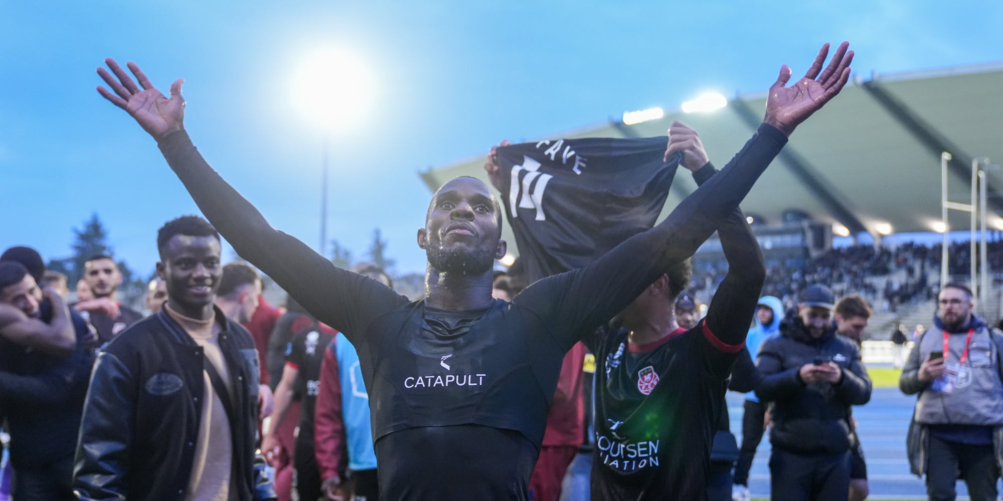 Serigne Faye, de Rouen, célèbre la victoire lors du match de National 1 opposant Fleury à Rouen au Stade de l'Essonne.
