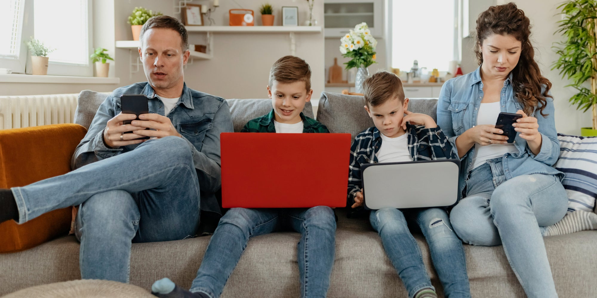 Grâce à SFR Multi, économisez sur chacune de vos souscriptions chez SFR.