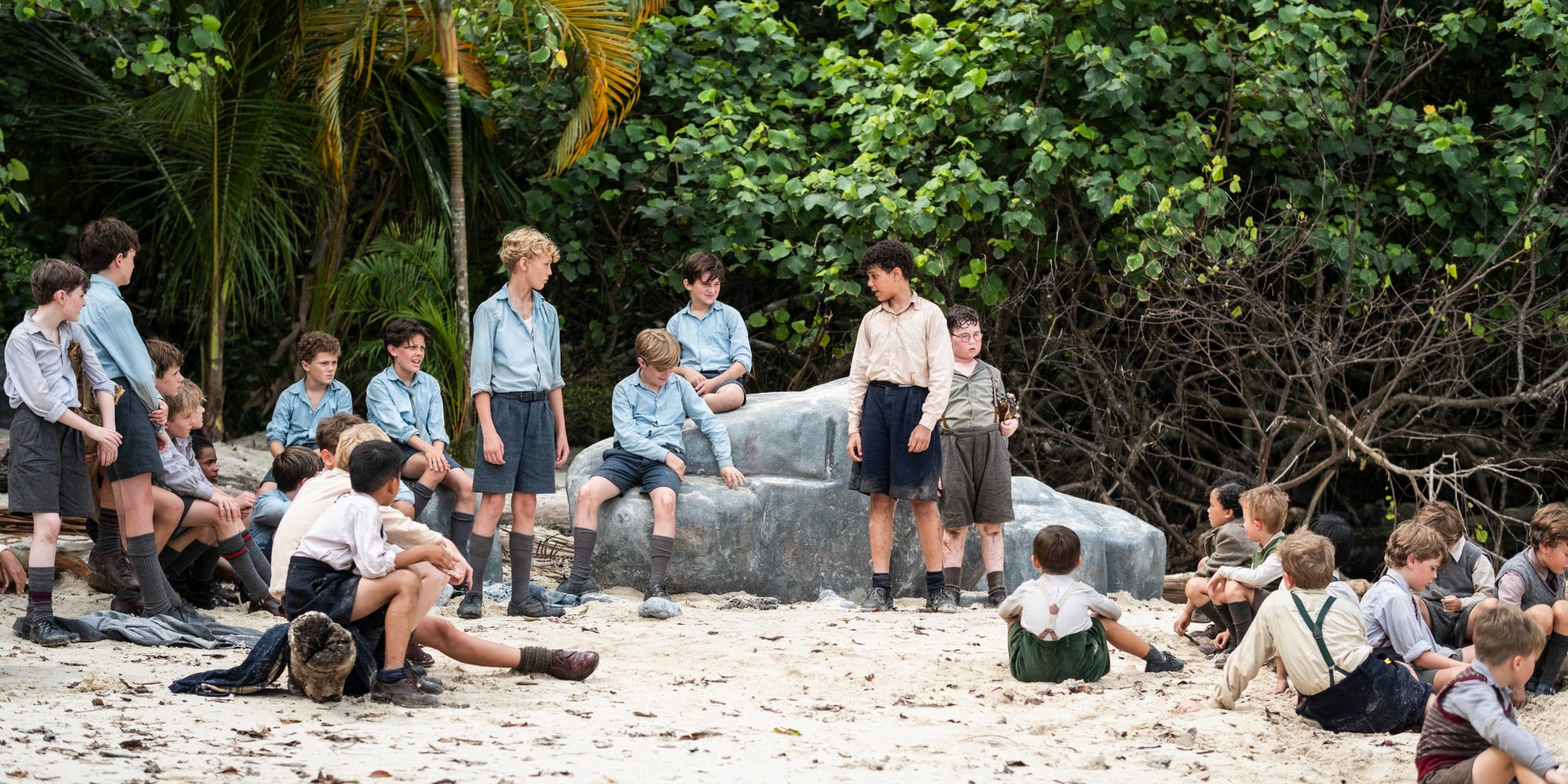 Échoués sur une île tropicale, ces jeunes garçons vont devoir s'entendre pour survivre dans "Sa Majesté des mouches".