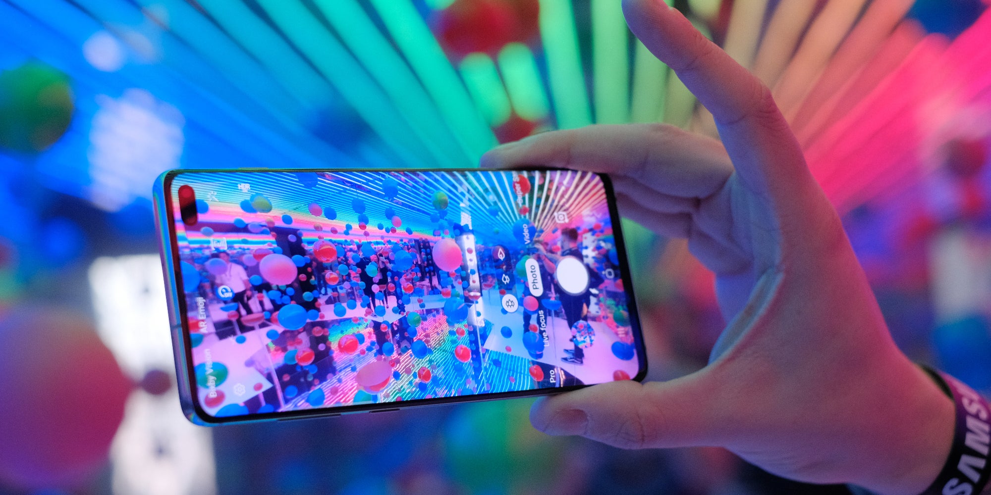 Samsung dévoilera ses nouveaux produits le 14 janvier prochain lors de la conférence Galaxy Unpacked (photo d'illustration, le Galaxy S10)