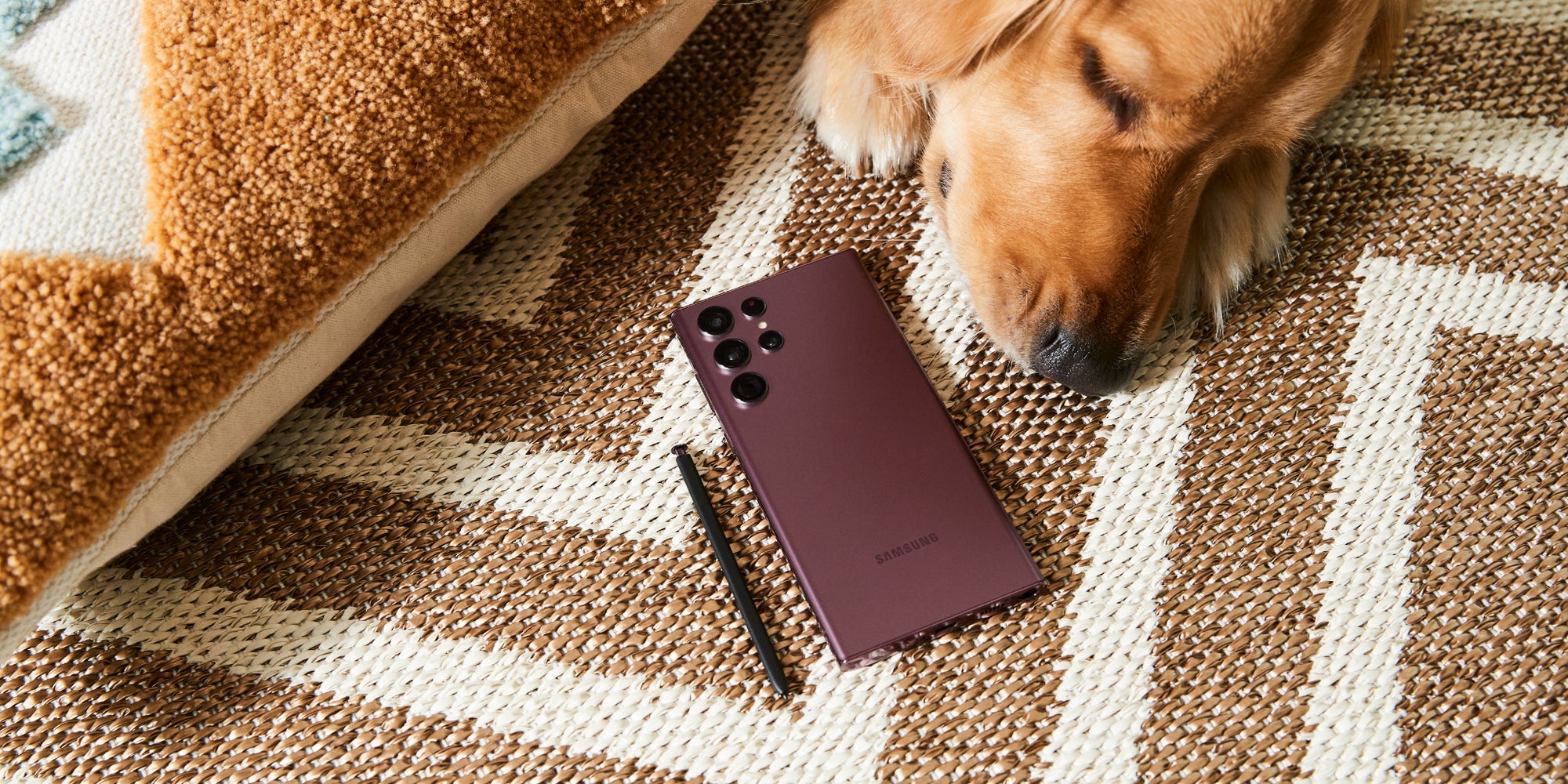 Le successeur du Samsung Galaxy S22 Ultra (ici en photo) pourrait arriver avec un petit peu d'avance