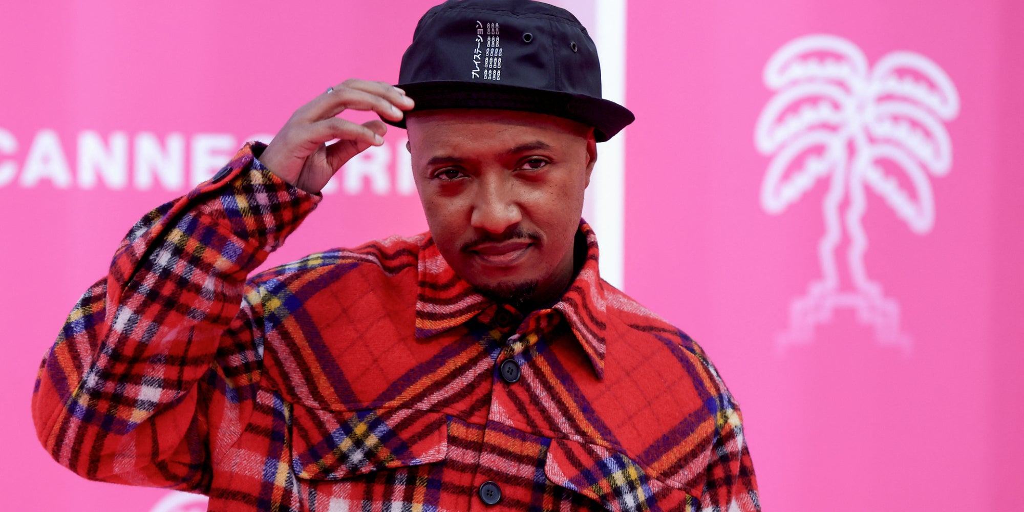Le chanteur français Said M'Roumbaba aka Soprano sur le tapis rose lors de la soirée d'ouverture de la 5e édition du Canneseries Festival à Cannes le 1ᵉʳ avril 2022.
