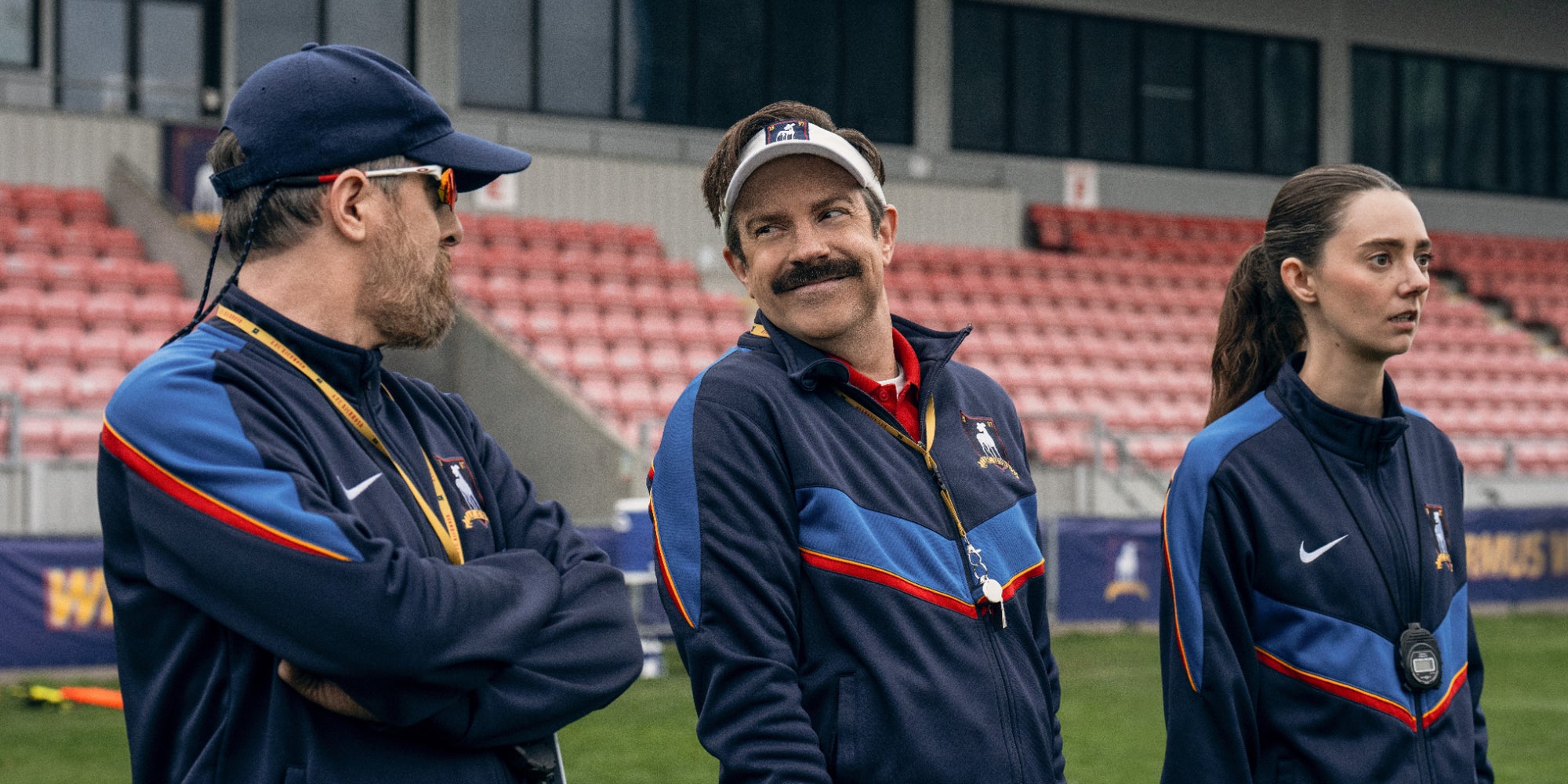 Brendan Hunt, Jason Sudeikis et Tanya Reynolds dans "Ted Lasso".
