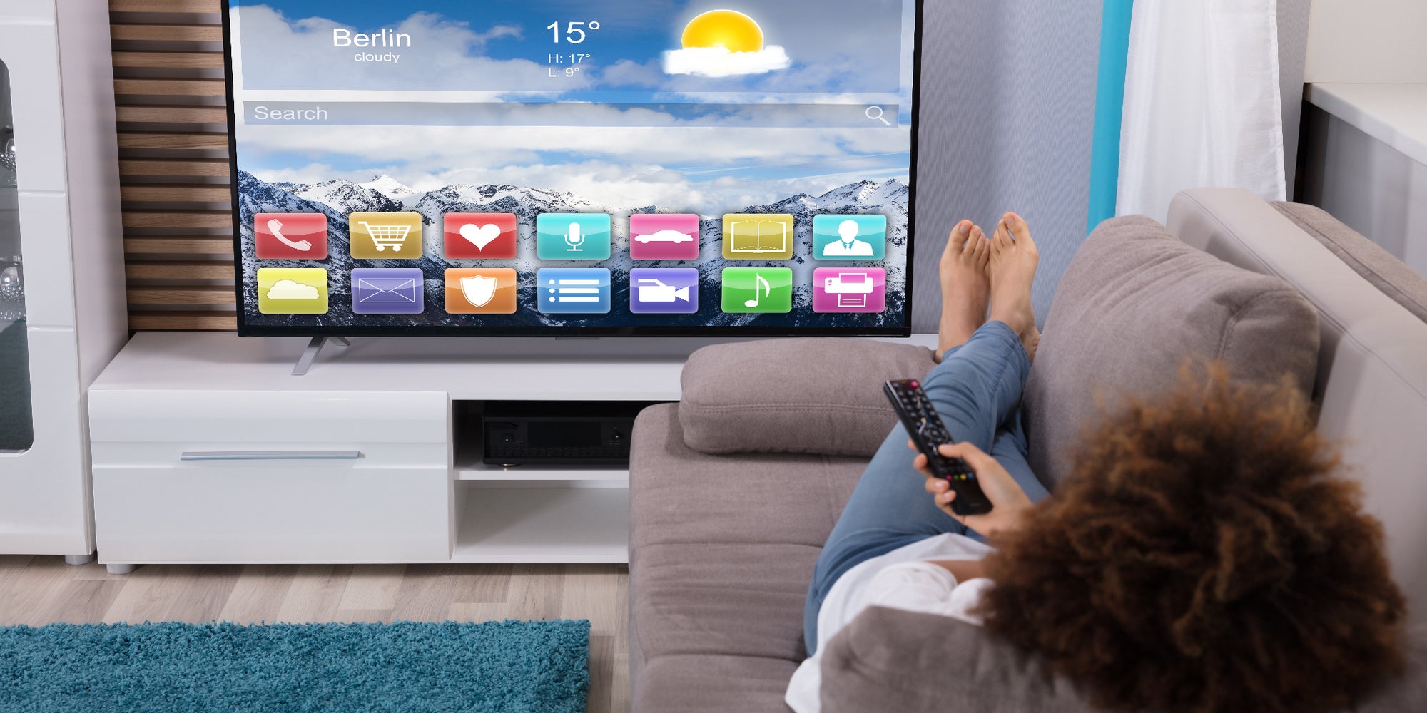 Une télé connectée permet de pouvoir accomplir plusieurs tâches à la fois sur un même écran