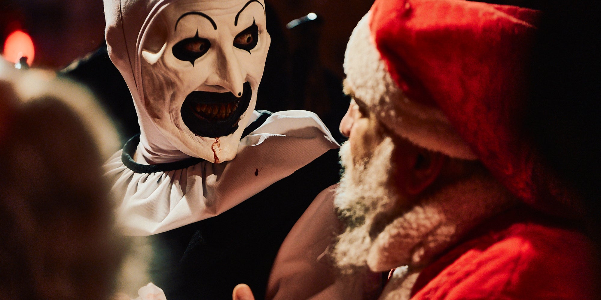 Après avoir massacré sanguinairement des innocents trois fois de suite à Halloween, Art le Clown fête son retour à Noël dans ''Terrifier 3''.