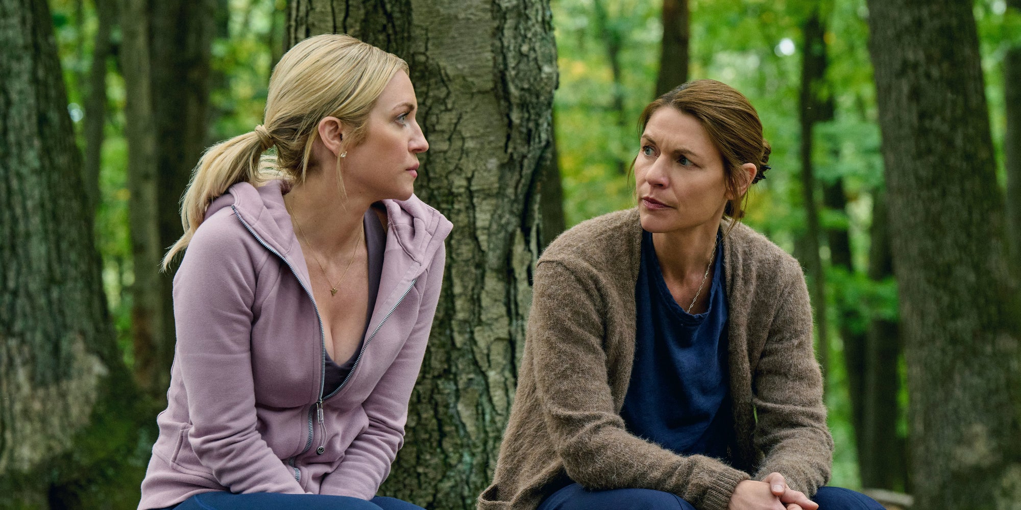 Brittany Snow (Nina) et Claire Danes (Aggie Wiggs) dans la mini-série "The Beast in Me" sur Netflix.