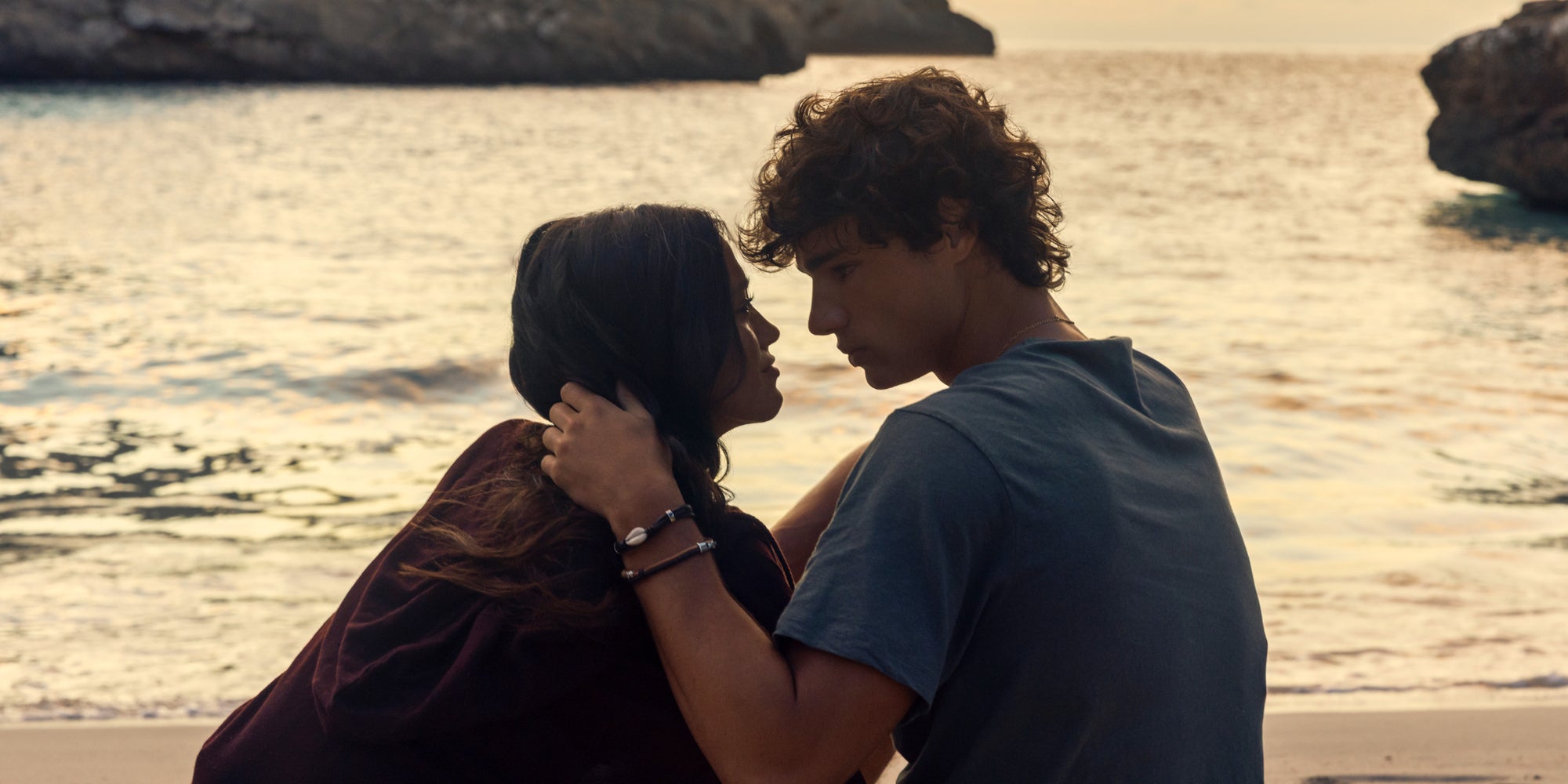 Maia Reficco (Ry) et Fernando Lindez (Julian) dans "The Last Sunrise" sur Prime Video.
