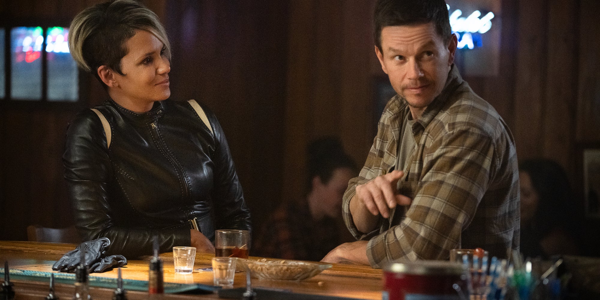 Roxanne (Halle Berry) et Mike (Mark Wahlberg) dans le film "The Union", à voir sur Netflix. 