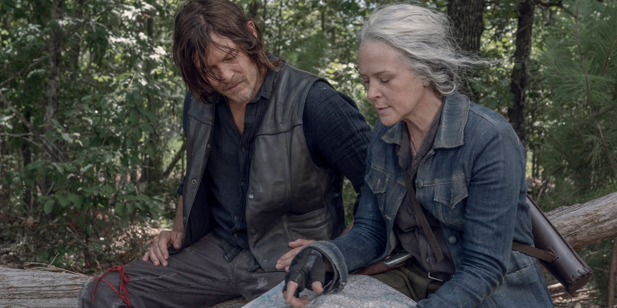 Daryl et Carol cherchant à comprendre la timeline de The Walking Dead