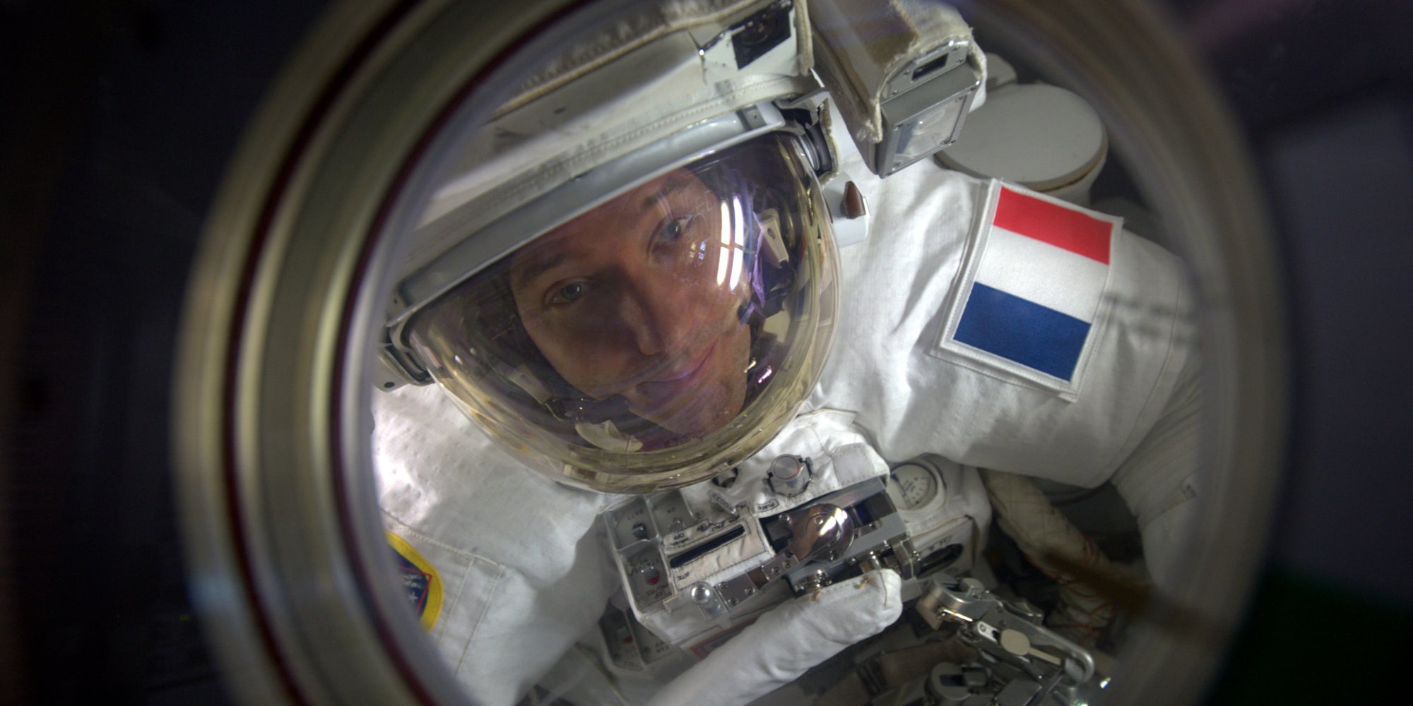 Thomas Pesquet à l'extérieur de la station spatiale internationale, le 13 janvier 2017.