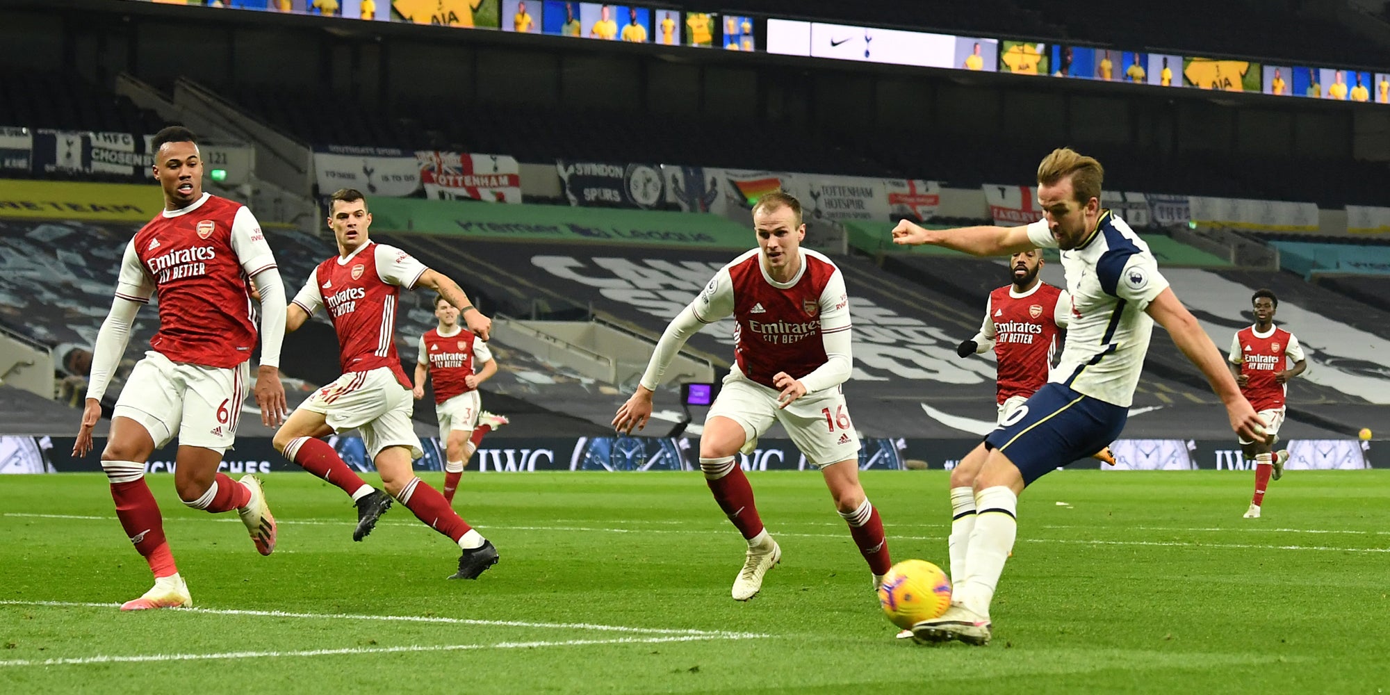Les joueurs d'Arsenal et Tottenham à la lutte lors du match aller de Premier League, le 6 décembre 2020 Tottenham Hotspur Stadium, Londres