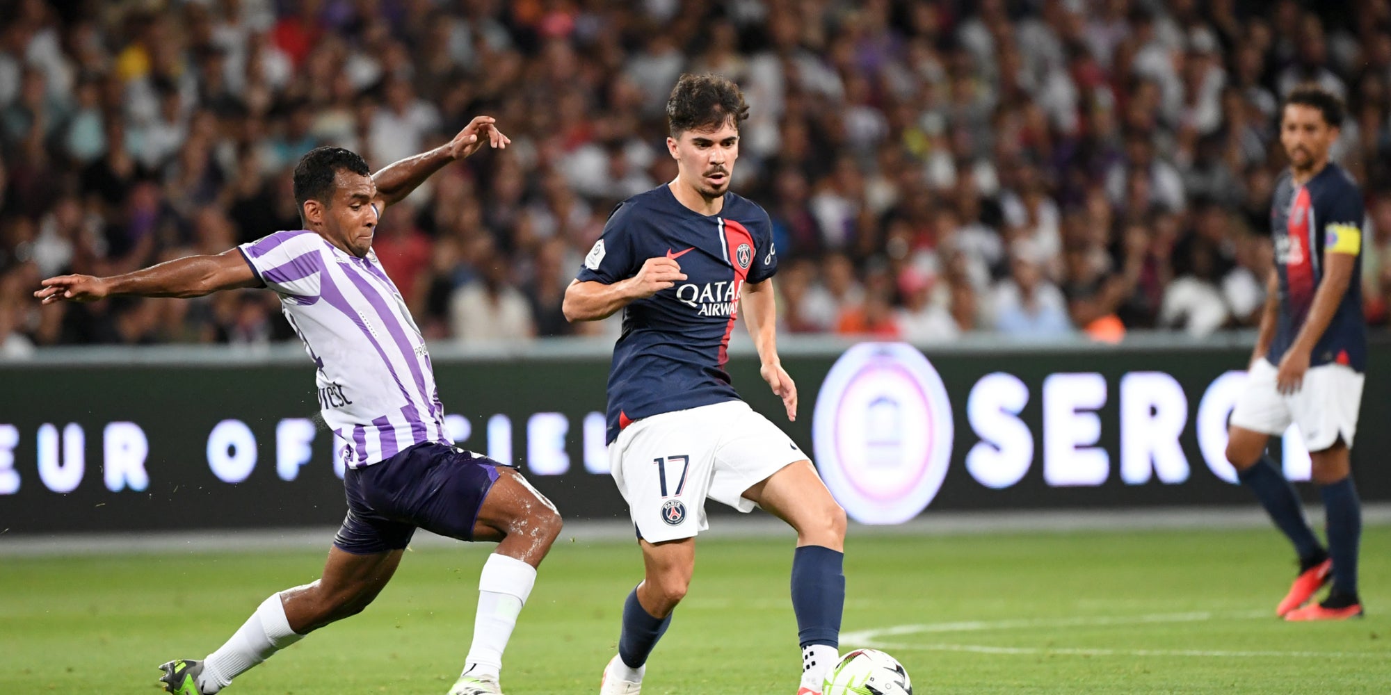 Cristian Casserers JR et Vitinha lors du match de Ligue 1 opposant le Toulouse FC au PSG, au Stade de Toulouse le 19 août 2023.