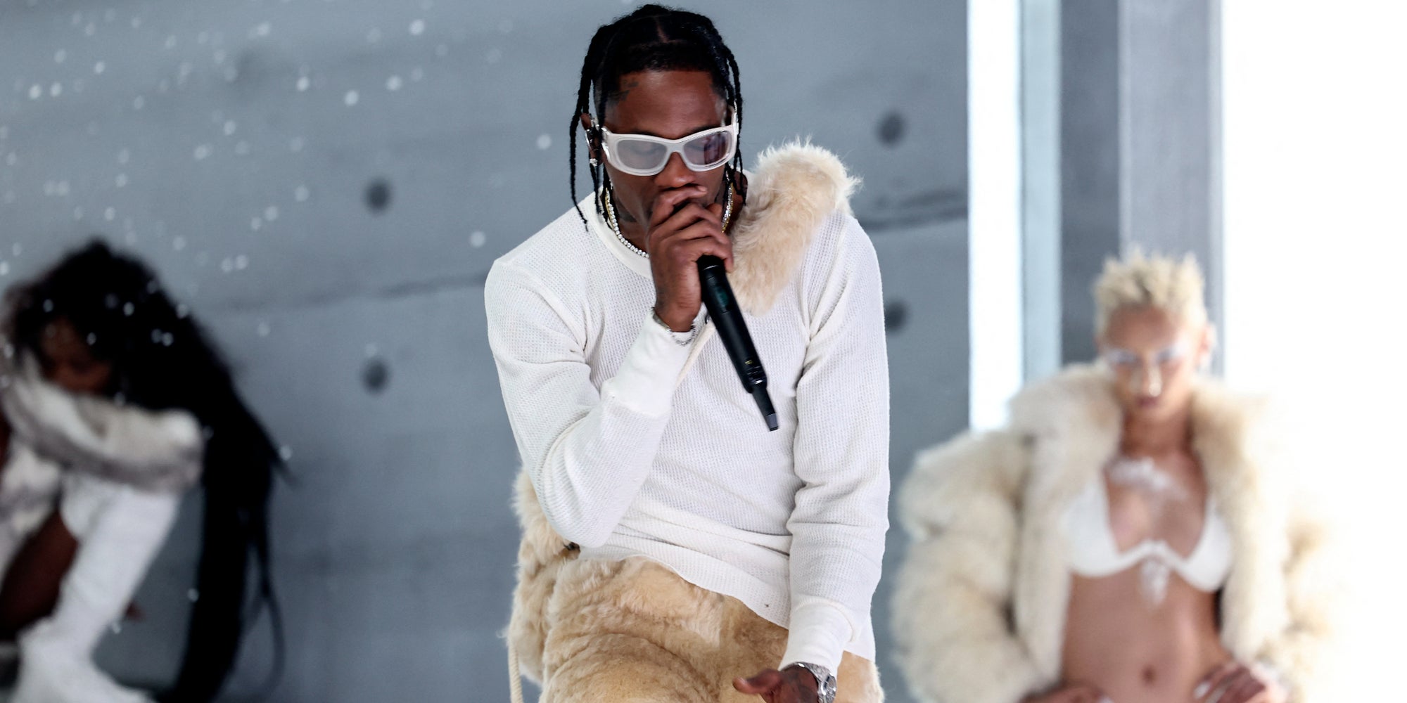 Travis Scott et Jazelle sur la scène des Billboard Music Awards, à la MGM Grand Garden Arena de Las Vegas, le 15 mai 2022.