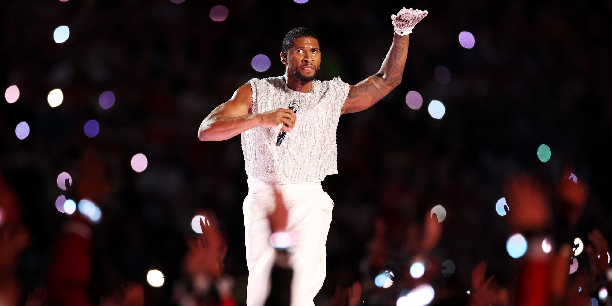 Usher performance sur scène lors du spectacle de la mi-temps du Apple Music Super Bowl LVIII au Allegiant Stadium le 11 Février 2024 à Las Vegas, Nevada.