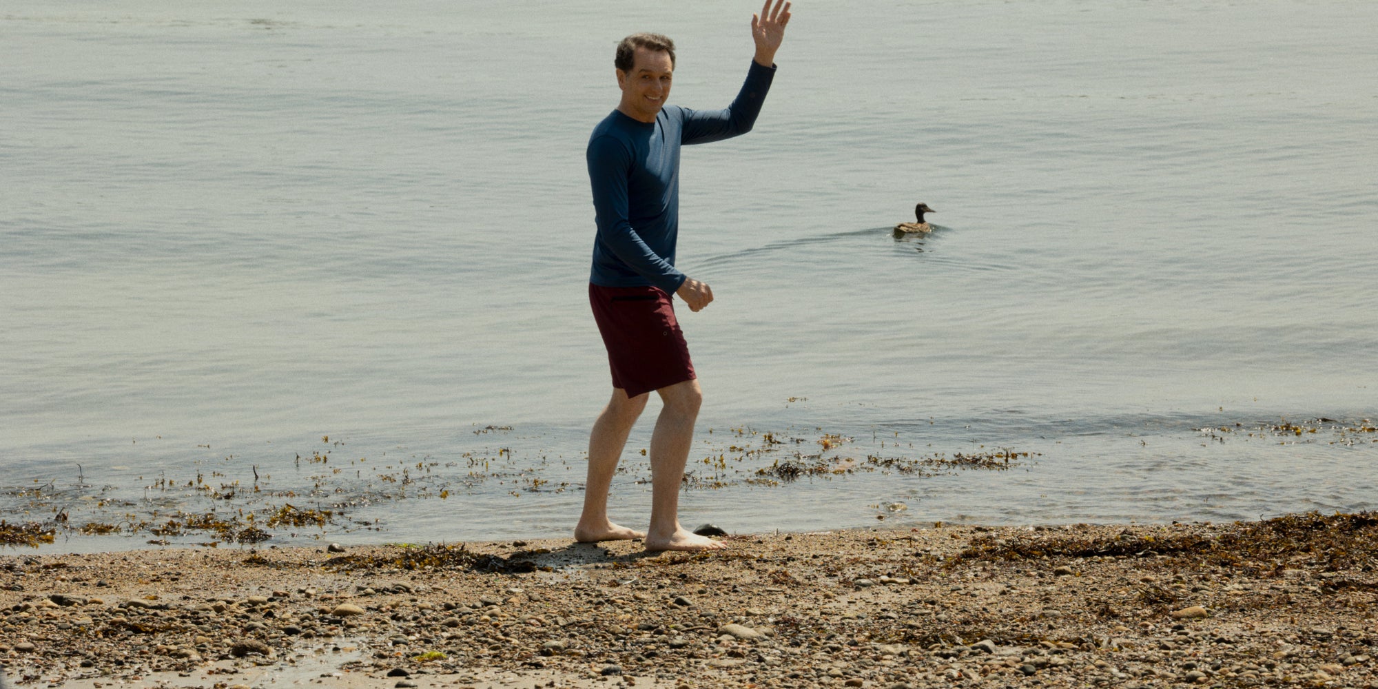 Matthew Rhys jouant le rôle de Tom Loftis, un maire déterminé à rendre son île, une destination touristique dans la série "Widow's Bay".
