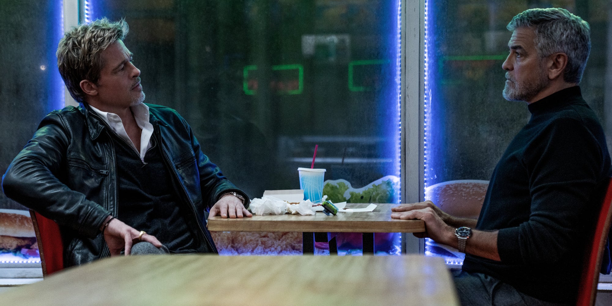 Brad Pitt et George Clooney se retrouvent dans "Wolfs", disponible sur Apple TV+. 