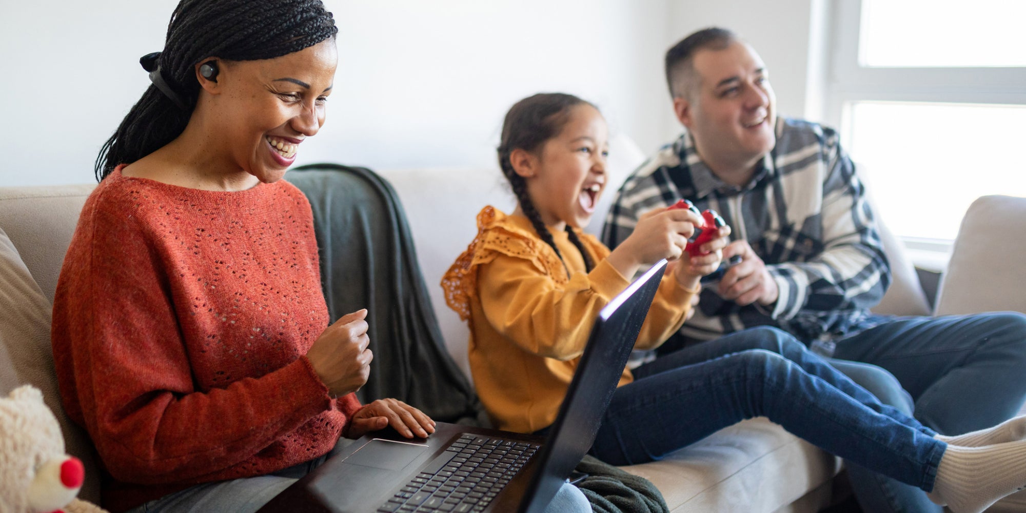 Jouer en réseau tout en participant à une réunion en ligne ne sera bientôt plus un problème avec le nouveau débit SFR. 