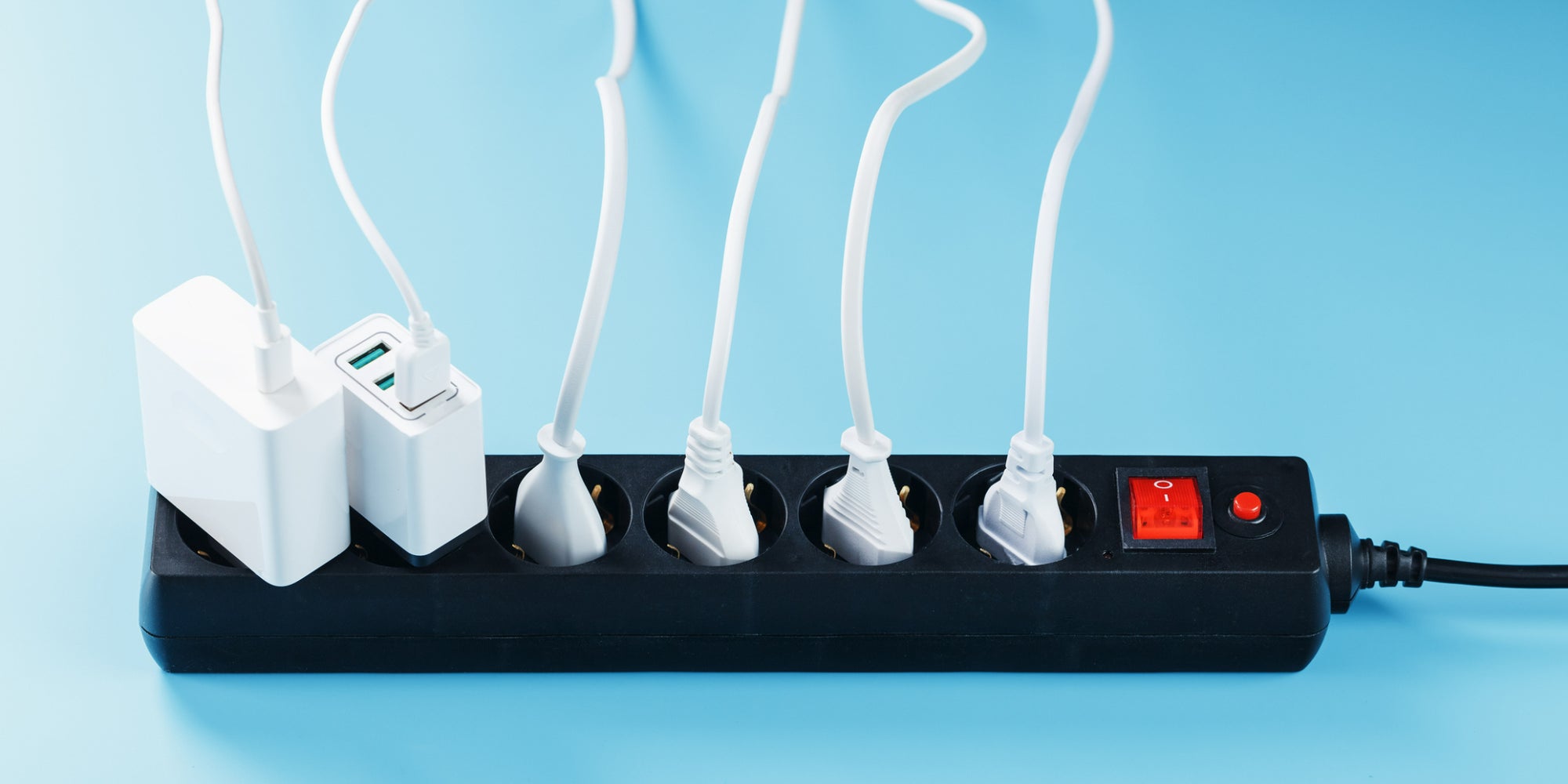 La légende dit de toujours débrancher son chargeur après utilisation, mais qu'en est-il vraiment ?