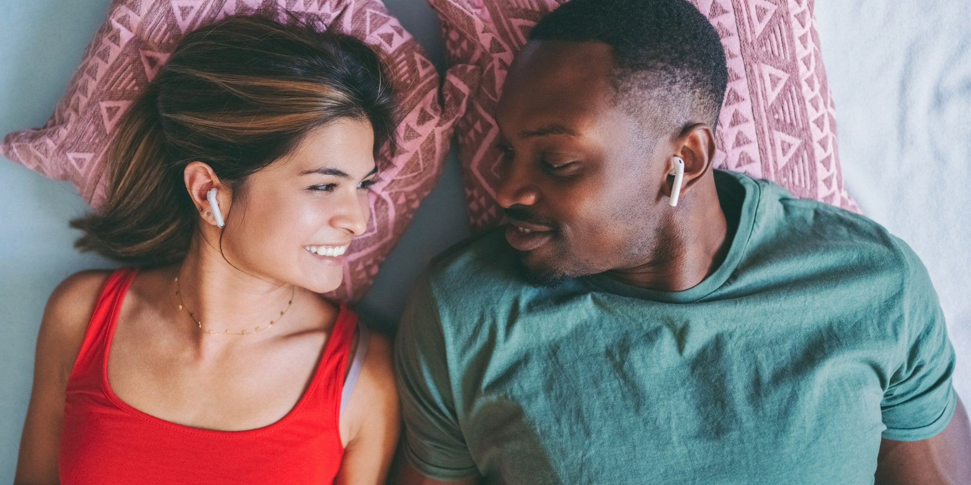 Oui, il est possible de connecter deux paires d'écouteurs au même smartphone.