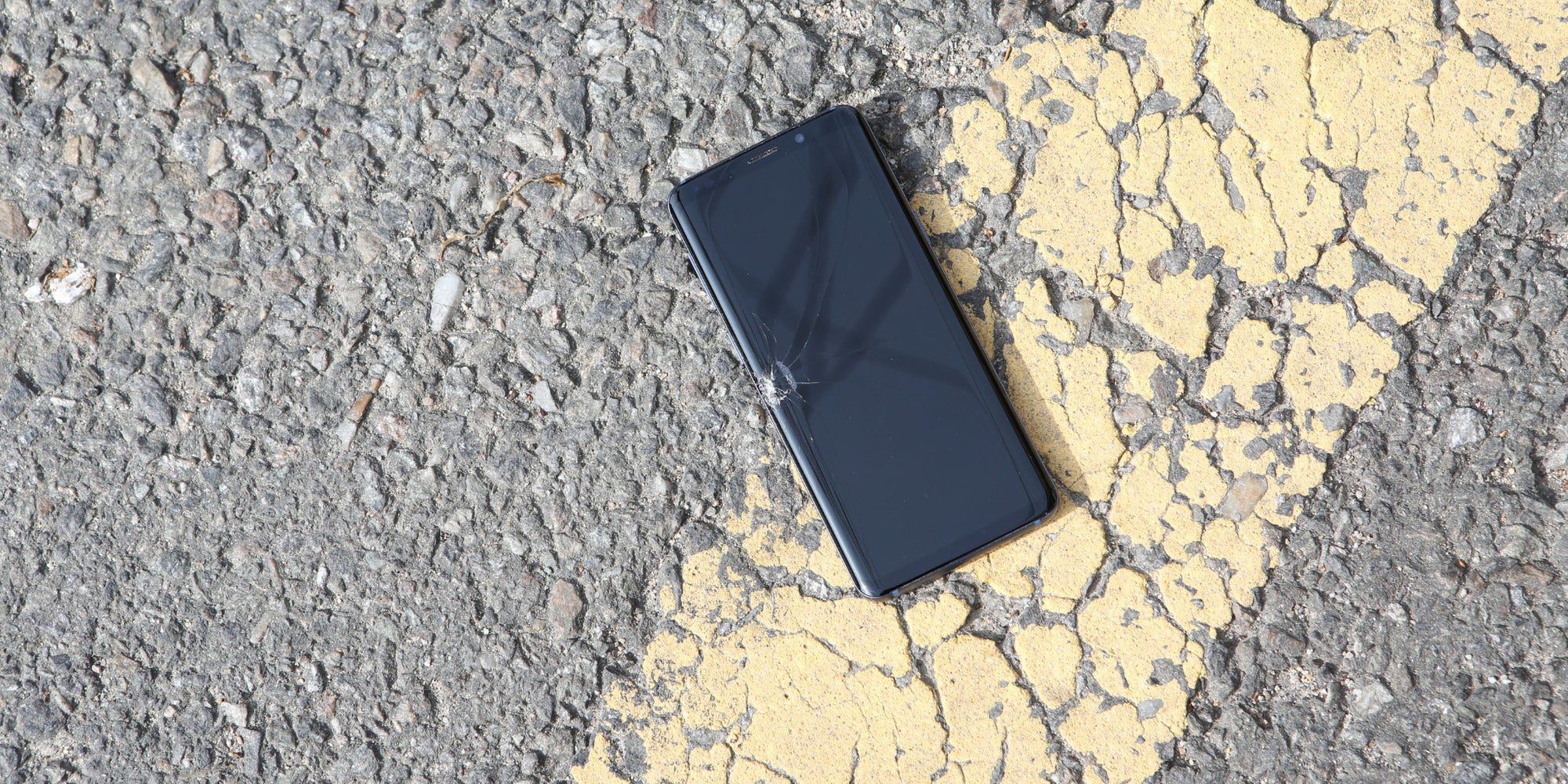 Un smartphone a résisté à une chute d'un avion à 1000 mètres du sol.