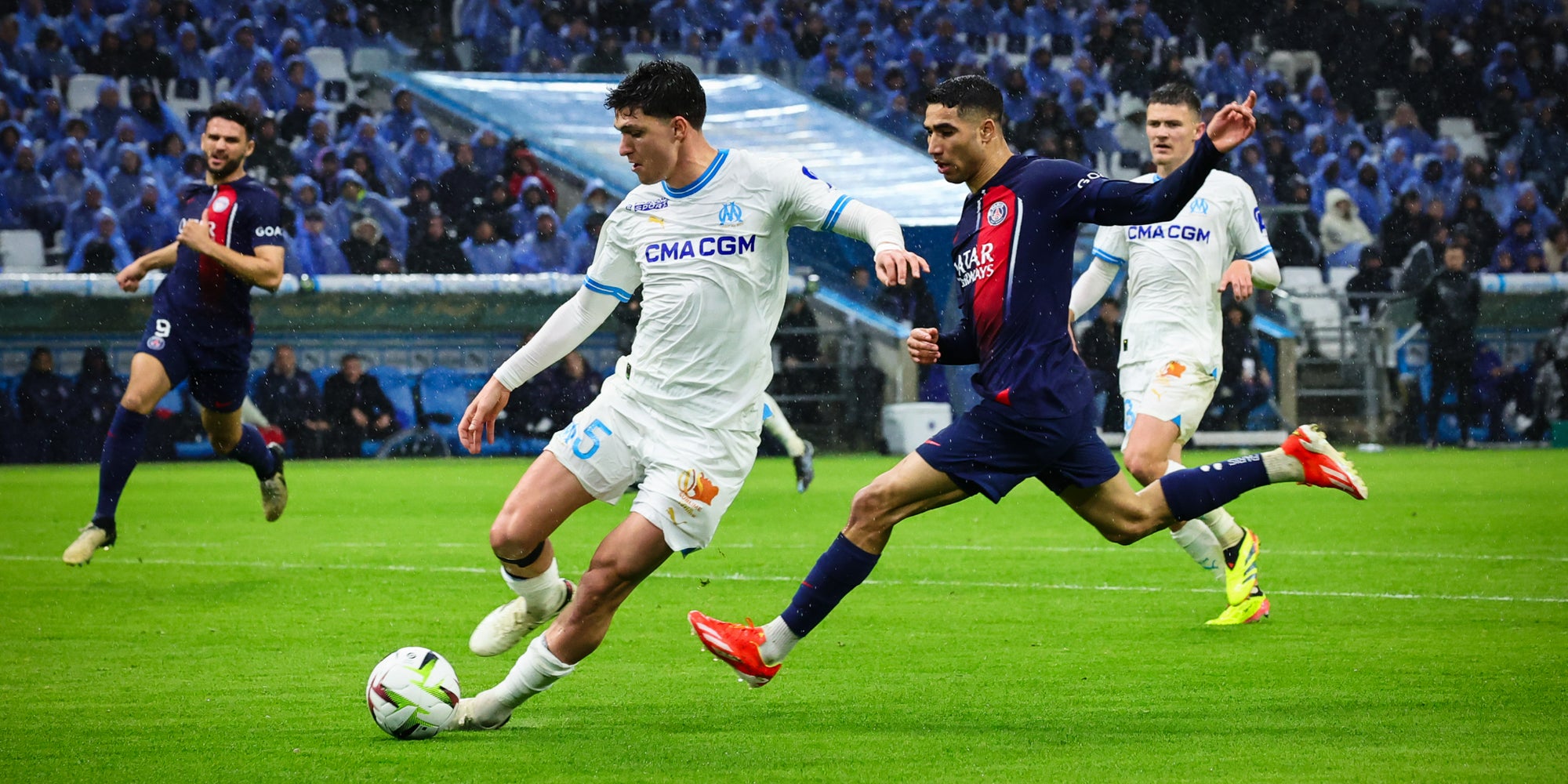 Achraf Hakimi (PSG) et Leonardo Balerdi (OM) lors du match opposant l'Olympique de Marseille au Paris Saint-Germain en Ligue 1, le 31 mars 2024, à Marseille. 