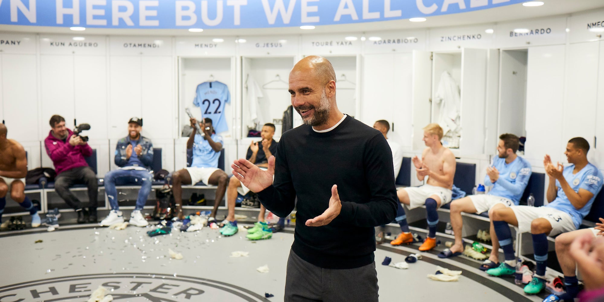 Le coach de Manchester City, Pep Guardiola, tout sourire après la performance de son équipe.