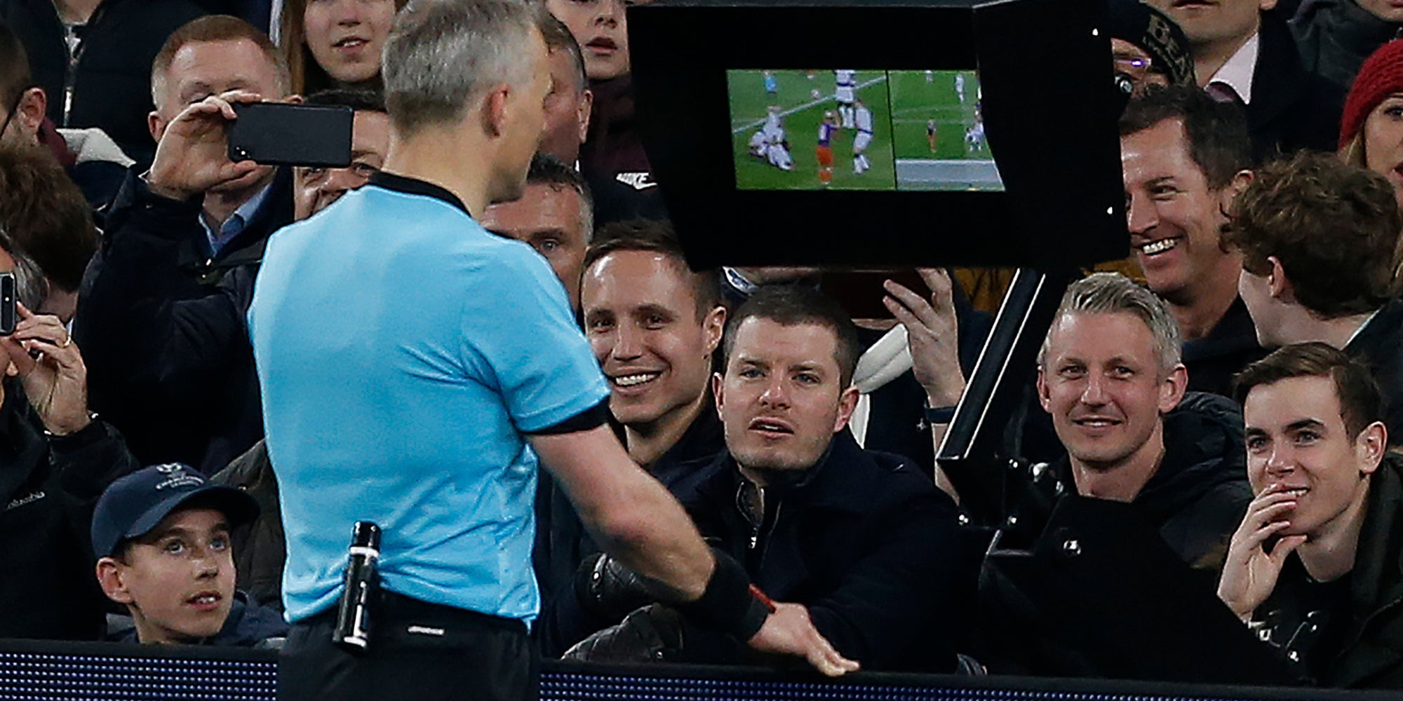 L’arbitre regarde l’action, peut-être litigieuse, sur un écran pour savoir s’il doit sanctionner un joueur, donner un penalty ou accorder un but à l’une des équipes.