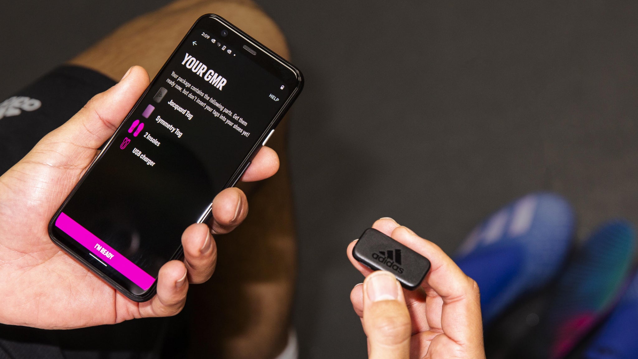 Associez la balise Jacquard de Google, implantée dans la semelle adidas GMR, à l'application EA Sports FIFA : vos actions dans le monde réel affectent votre jeu sur mobile !