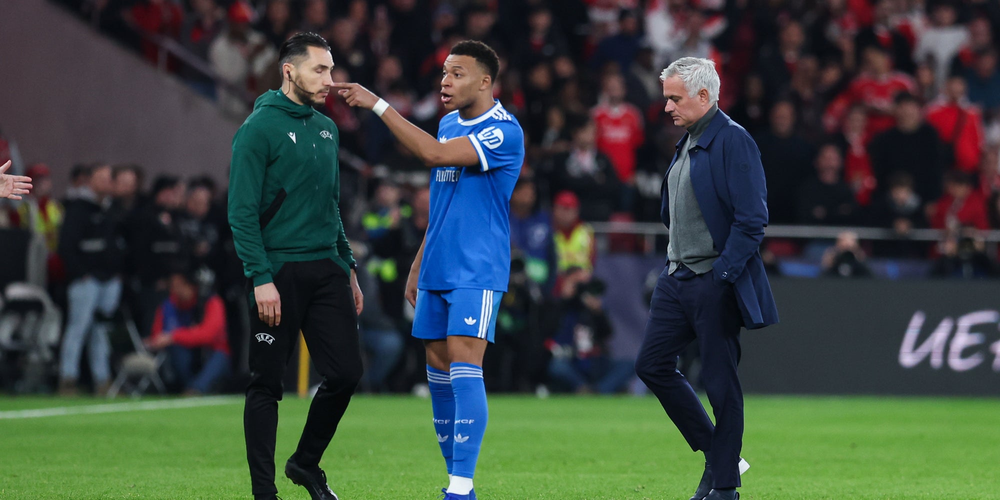 Kylian Mbappé conteste une décision près de José Mourinho lors du match de Ligue des champions Benfica-Real Madrid à Lisbonne (Portugal), le 17 février 2026.