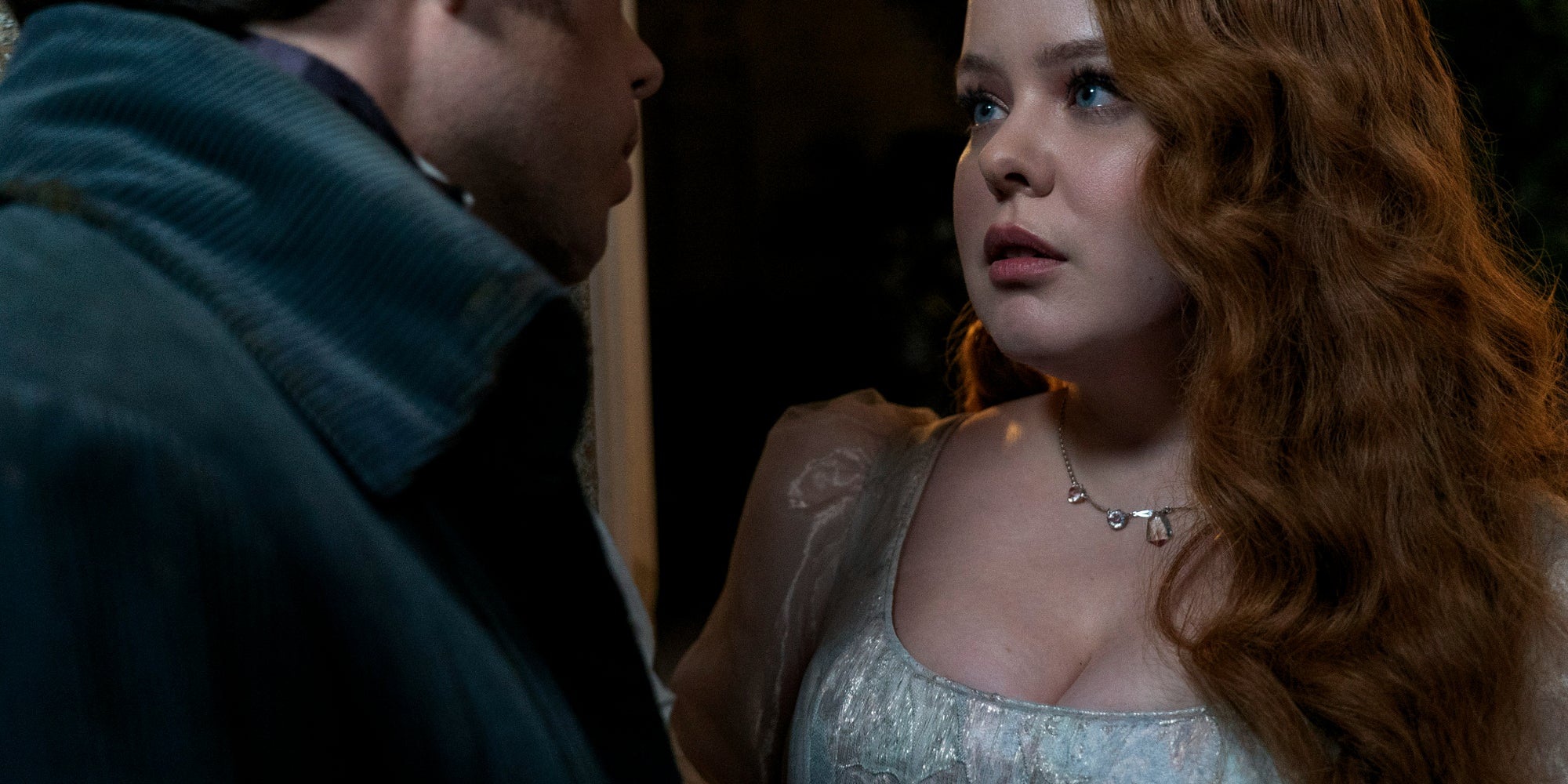 Luke Newton (Colin Bridgerton) et Nicola Coughlan (Penelope Featherington) dans l'épisode 2 de la saison 3 de "Bridgerton". 