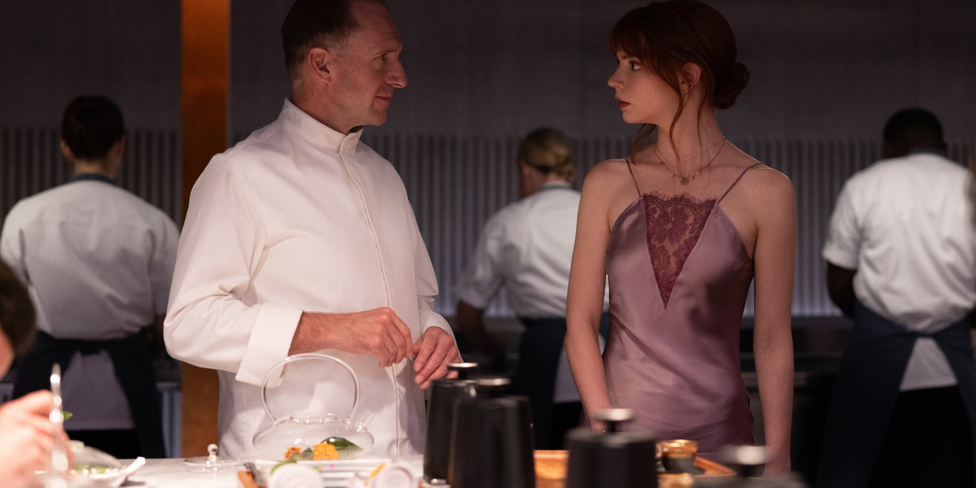 Ralph Fiennes et Anya Taylor-Joy dans le film "Le Menu", disponible en avril 2024 sur Disney+. 