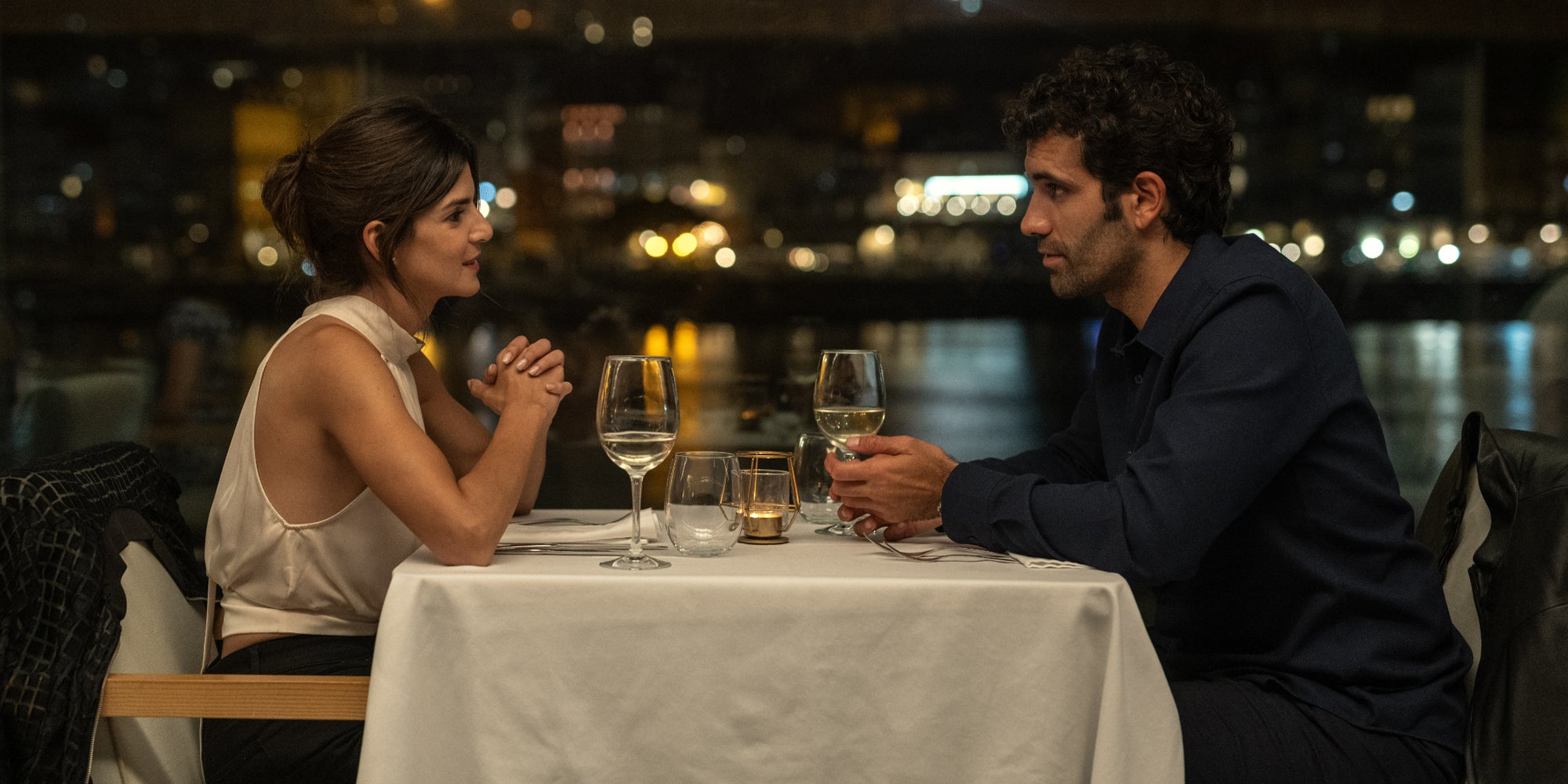 Ana (Clara Lago) et Daniel (Tamar Novas) dans l'épisode 3 de la série "Les clans de la coke" (Clanes) sur Netflix 