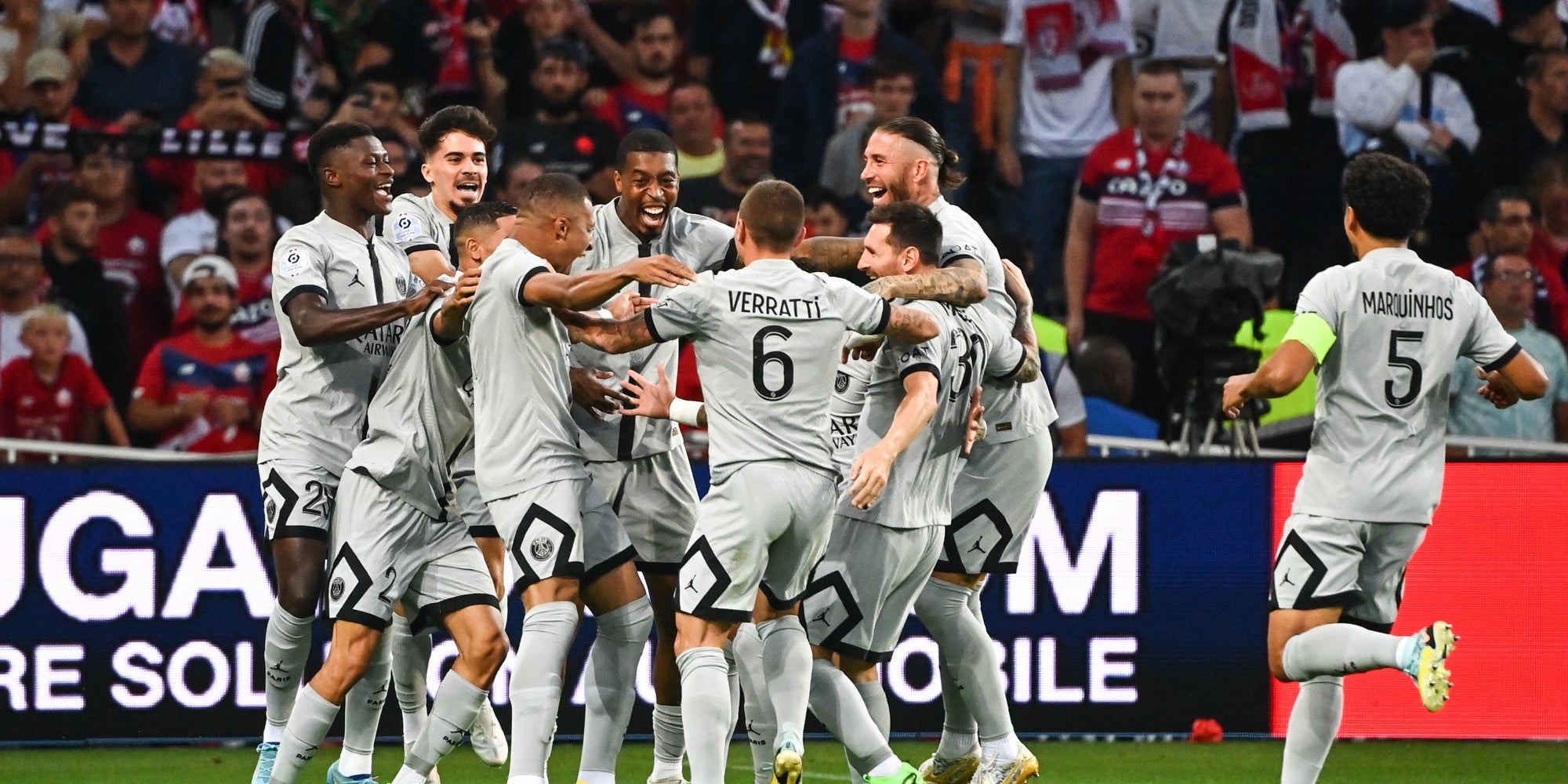 Kylian Mbappé célèbre son but avec ses coéquipiers du PSG lors du match Lille-PSG, en Ligue 1, le 21 août 2022 au stade Pierre Mauroy 