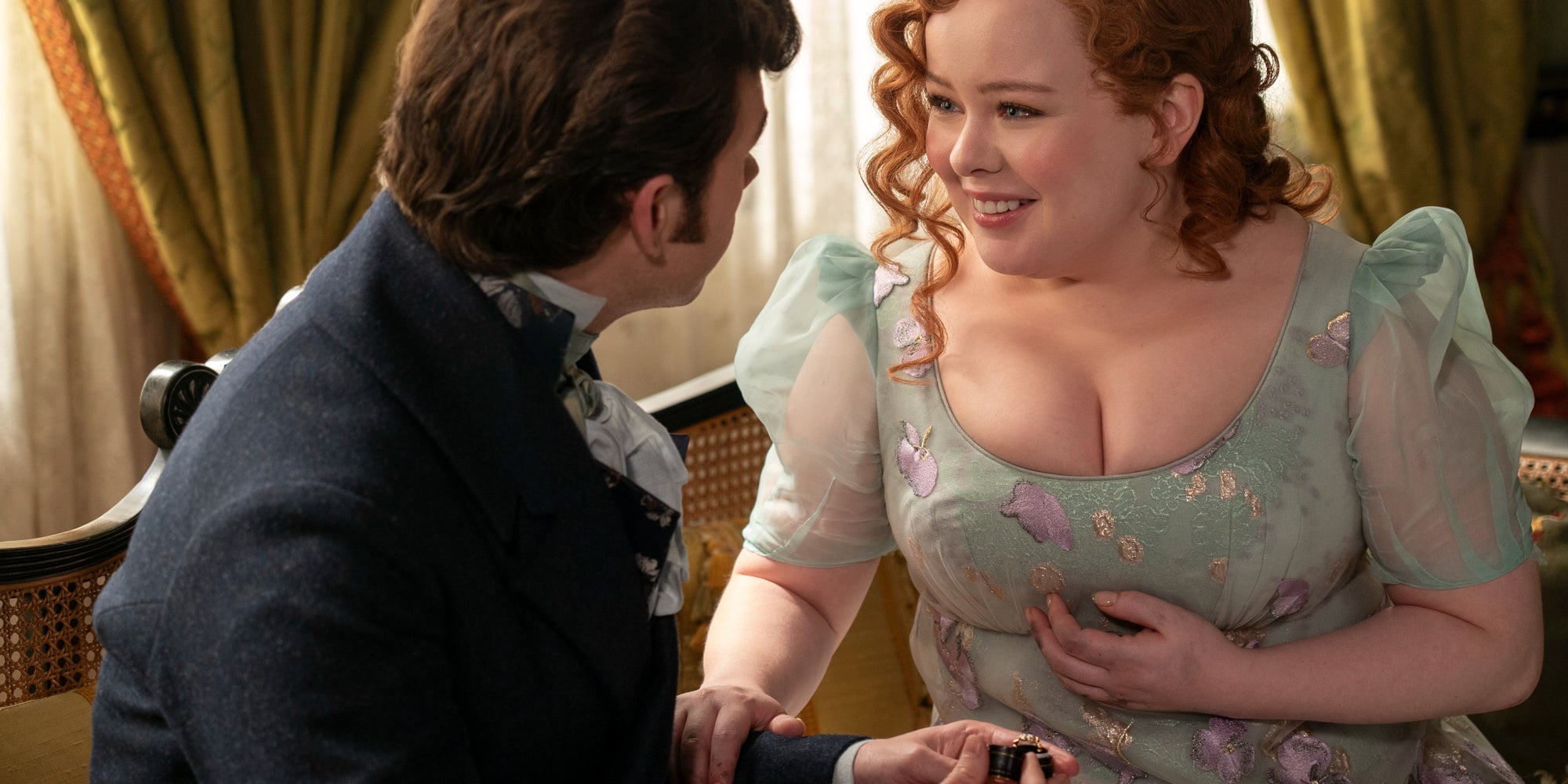 Colin Bridgerton (Luke Newton) et Penelope Featherington (Nicola Coughlan) dans la saison 3 de "La Chronique des Bridgerton". 