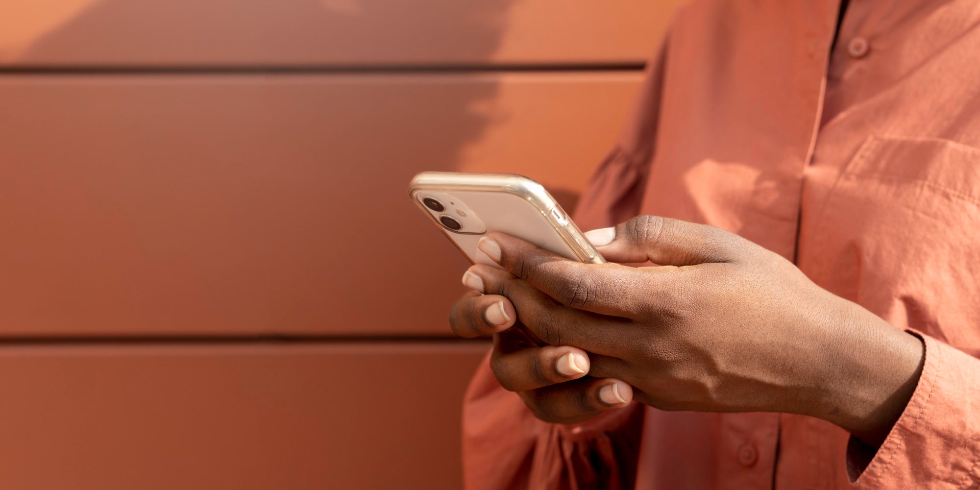 En France et ailleurs, les arnaques par SMS continuent de sévir.