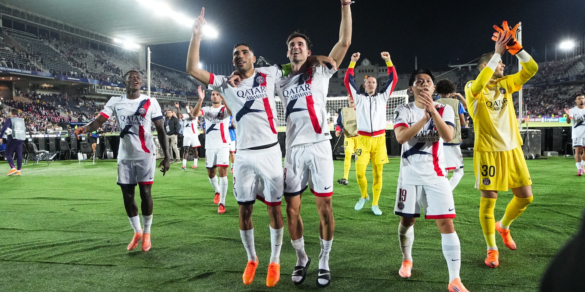 Achraf Hakimi, Fabián Ruiz, Lee Kang-in et leurs coéquipiers du PSG en Ligue des Champions face au FC Barcelone à l'Estadi Olímpic Lluís Companys, le 1ᵉʳ octobre 2025 à Barcelone, en Espagne. 
