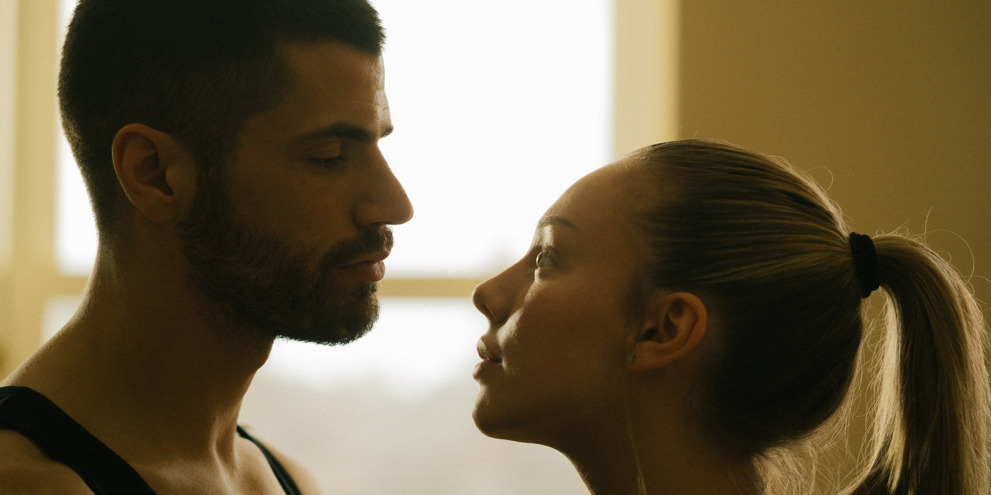 Hugo Diego Garcia et Ester Exposito dans "Attirés malgré nous", à voir sur Prime Video.