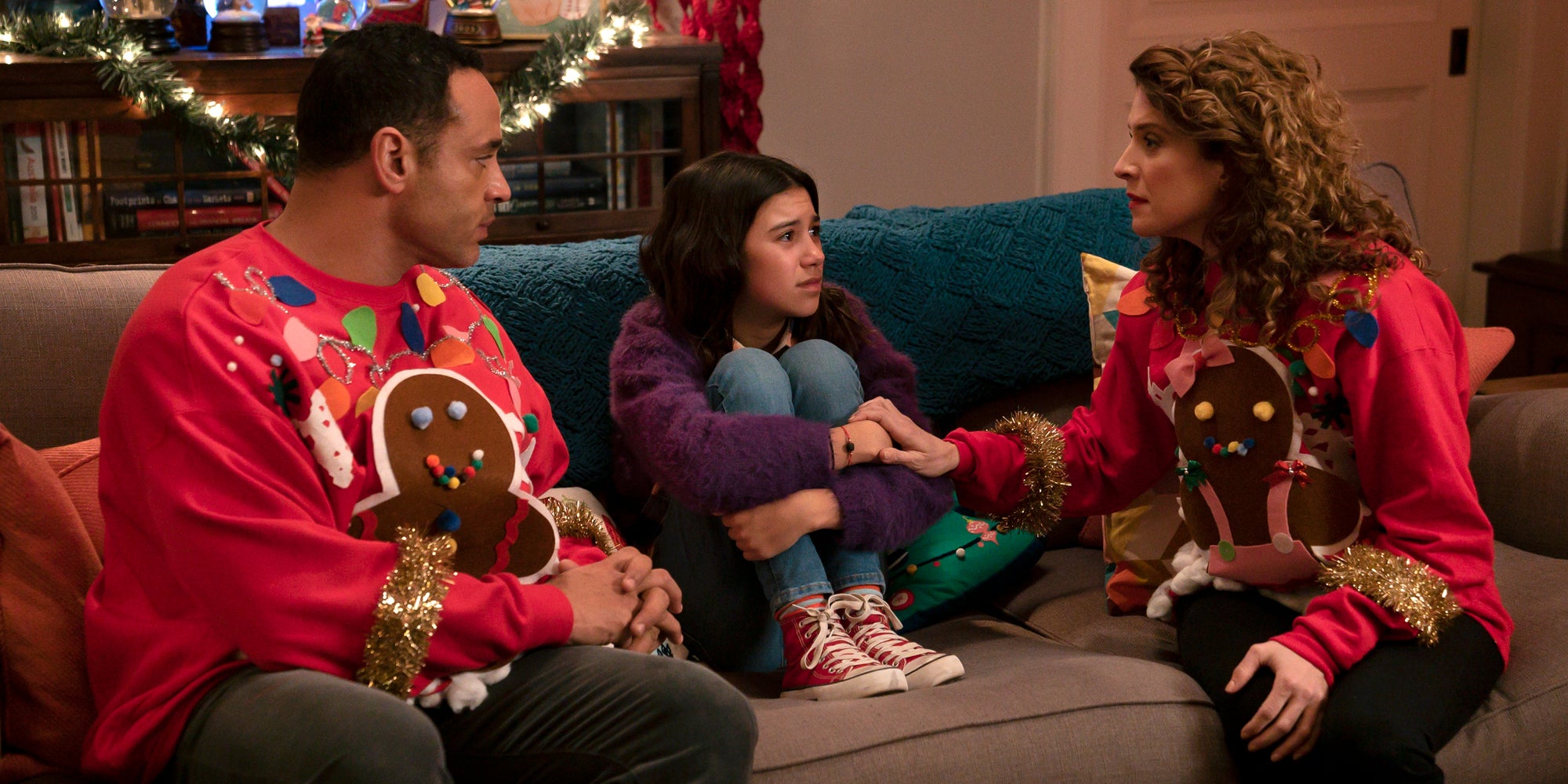 Mike (Daniel Sunjata), Rowena (Scarlett Estevez) et Carolina (Alexis Carra) dans "Encore Noël ?!"