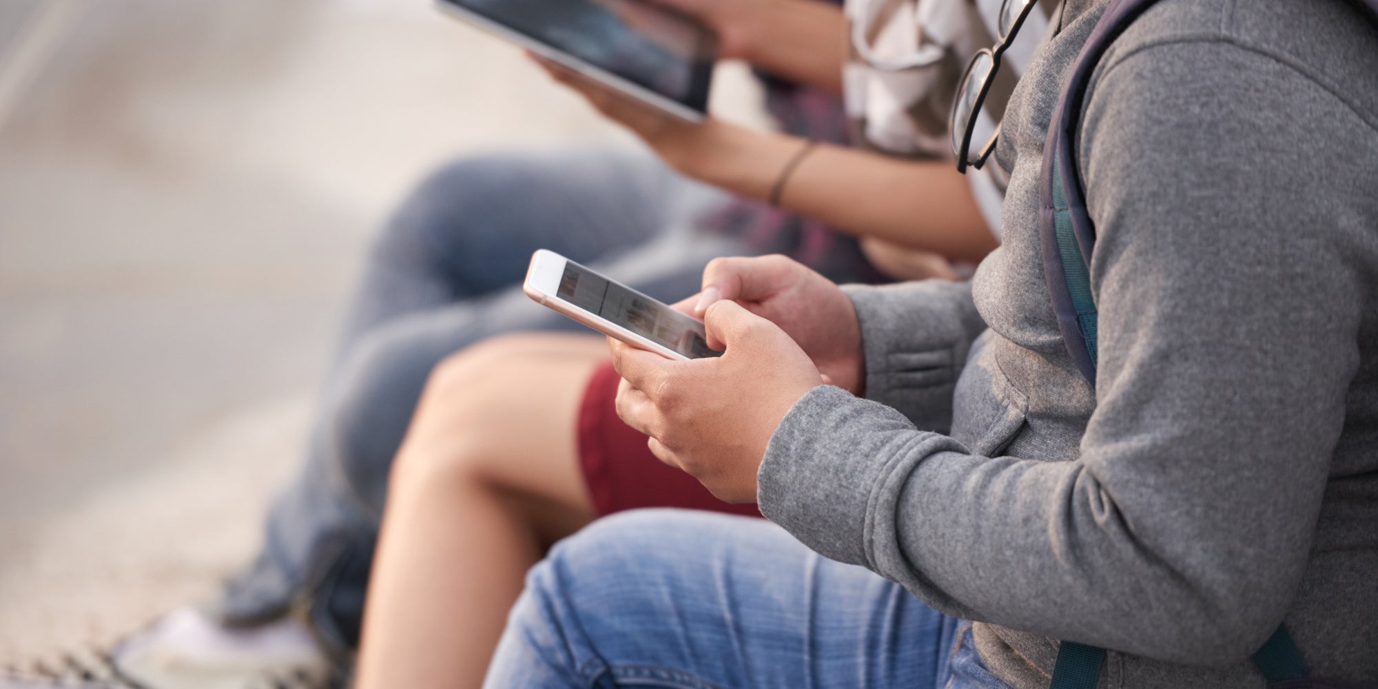Parmi les offres dédiées aux adolescents chez SFR, que choisir entre le Pack Ado Protégé et le Pack Ado Smart ?